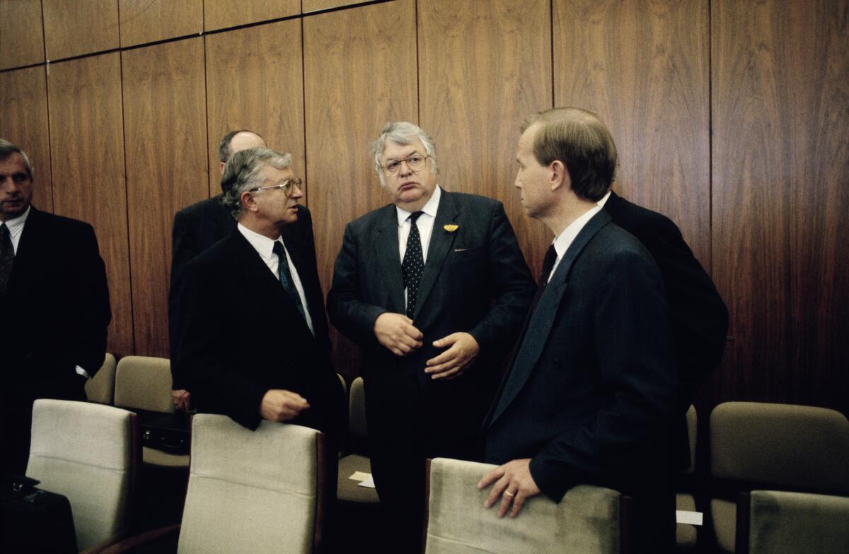 Erste gemeinsame Sitzung der Ausschüsse Deutsche Einheit der Abgeordneten der Volkskammer der DDR und der Abgeordneten des Deutschen Bundestages.; Rudolf Seiters, CDU/CSU, Bundesminister für besondere Aufgaben und Chef des Bundeskanzleramtes,; Friedrich Bohl, Parlamentarischer Geschäftsführer der CDU/CSU-Fraktion; Ausschussmitglieder im Gespräch. Seiters, Rudolf; Bohl, Friedrich Erste gemeinsame Sitzung der Ausschüsse Deutsche Einheit der Abgeordneten der Volkskammer der DDR und der Abgeordneten des Deutschen Bundestages.; Rudolf Seiters, CDU/CSU, Bundesminister für besondere Aufgaben und Chef des Bundeskanzleramtes,; Friedrich Bohl, Parlamentarischer Geschäftsführer der CDU/CSU-Fraktion; Ausschussmitglieder im Gespräch.