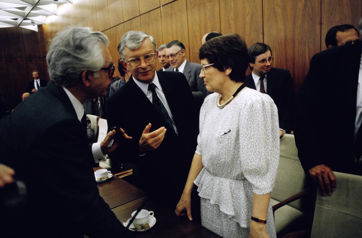 Süssmuth, Rita; Seiters, Rudolf; Jahn, Gerhard Erste gemeinsame Sitzung der Ausschüsse Deutsche Einheit der Volkskammer der DDR und des Deutschen Bundestages.; Die Ausschussvorsitzende Rita Süssmuth, CDU/CSU, Präsidentin des Deutschen Bundestages im Gespräch mit Rudolf Seiters, CDU/CSU, Bundesminister für besondere Aufgaben und Chef des Bundeskanzleramtes (mitte) und Gerhard Jahn, Parlamentarischer Geschäftsführer der SPD-Fraktion (links).