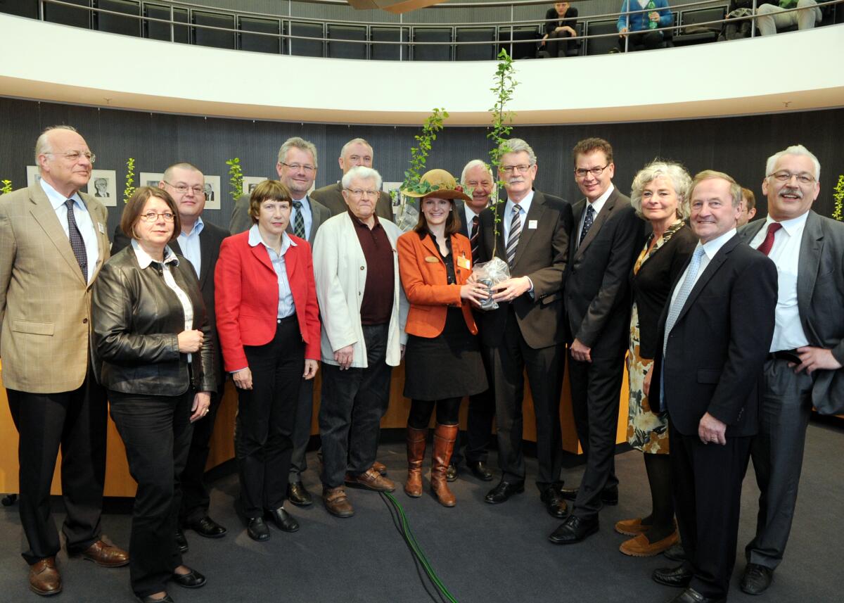 Theresa Erdmann (7.v.re), Baumkönigin des Jahres 2013, übergibt den Mitgliedern des Ausschusses des Deutschen Bundestages für Ernährung, Landwirtschaft und Verbraucherschutz, den Baum des Jahres 2013, einen Wild-Apfel. Unter der Leitung des Vorsitzenden des Ausschusses Hans-Michael Goldmann, (5.v.re), FDP, findet ein anschliessendes Gespräch statt.; Gruppenfoto. Goldmann, Hans-Michael; Erdmann, Theresa Theresa Erdmann (7.v.re), Baumkönigin des Jahres 2013, übergibt den Mitgliedern des Ausschusses des Deutschen Bundestages für Ernährung, Landwirtschaft und Verbraucherschutz, den Baum des Jahres 2013, einen Wild-Apfel. Unter der Leitung des Vorsitzenden des Ausschusses Hans-Michael Goldmann, (5.v.re), FDP, findet ein anschliessendes Gespräch statt.; Gruppenfoto.