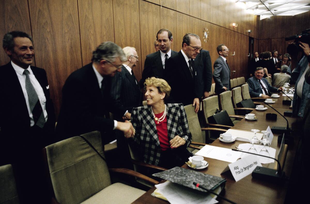 Seiters, Rudolf; Bergmann-Pohl, Sabine Erste gemeinsame Sitzung der Ausschüsse Deutsche Einheit der Abgeordneten der Volkskammer der DDR und der Abgeordneten des Deutschen Bundestages.; Rudolf Seiters, CDU/CSU, Bundesminister für besondere Aufgaben und Chef des Bundeskanzleramtes begrüßt die Vorsitzende Sabine Bergmann-Pohl, CDU, Präsidentin der Volkskammer und Staatsratsvorsitzende der DDR.