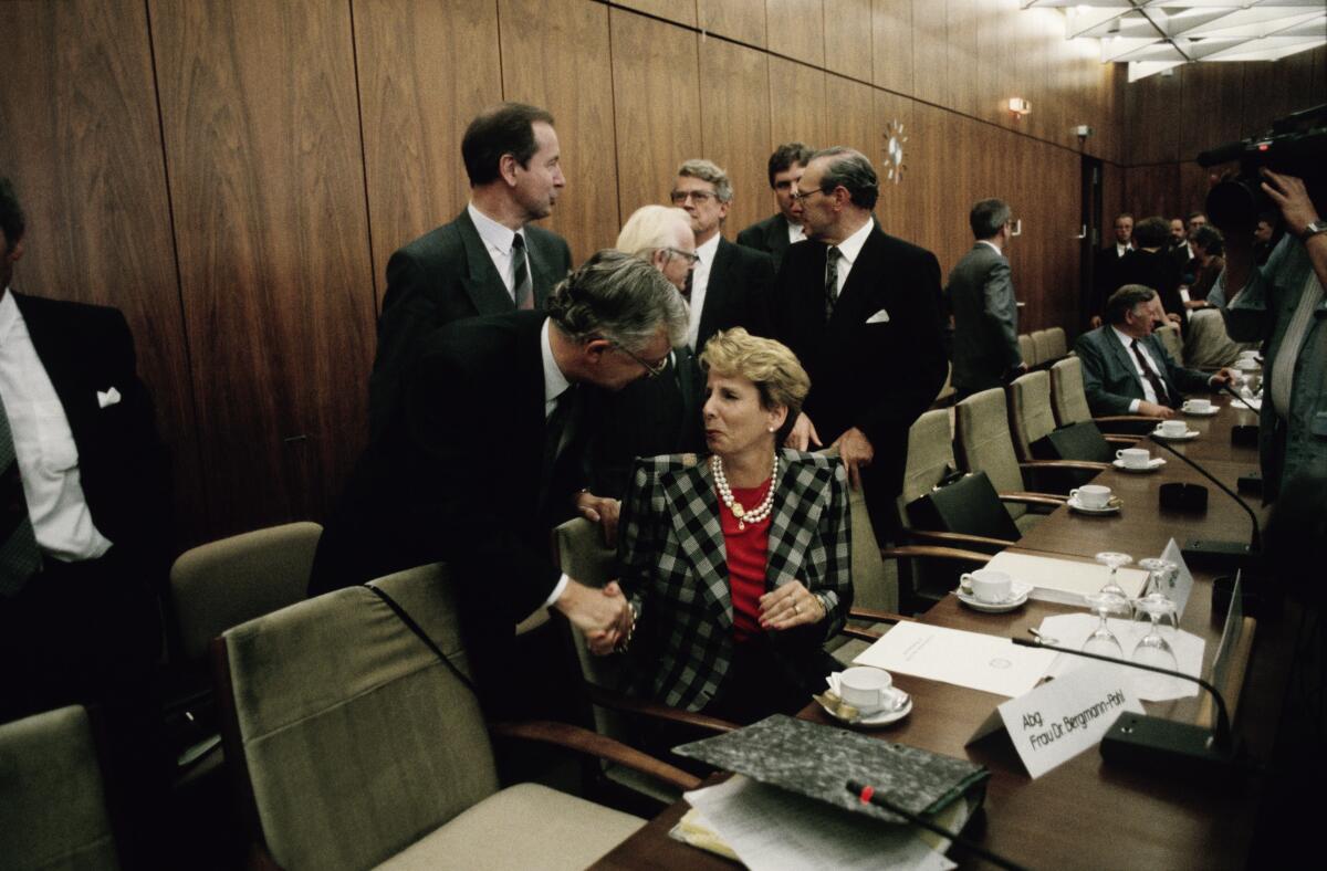 Erste gemeinsame Sitzung der Ausschüsse Deutsche Einheit der Abgeordneten der Volkskammer der DDR und der Abgeordneten des Deutschen Bundestages.; Rudolf Seiters, CDU/CSU, Bundesminister für besondere Aufgaben und Chef des Bundeskanzleramtes begrüßt die Vorsitzende Sabine Bergmann-Pohl, CDU, Präsidentin der Volkskammer und Staatsratsvorsitzende der DDR. Seiters, Rudolf; Bergmann-Pohl, Sabine Erste gemeinsame Sitzung der Ausschüsse Deutsche Einheit der Abgeordneten der Volkskammer der DDR und der Abgeordneten des Deutschen Bundestages.; Rudolf Seiters, CDU/CSU, Bundesminister für besondere Aufgaben und Chef des Bundeskanzleramtes begrüßt die Vorsitzende Sabine Bergmann-Pohl, CDU, Präsidentin der Volkskammer und Staatsratsvorsitzende der DDR.