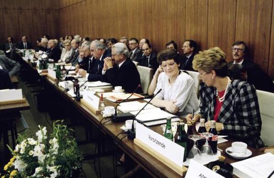 Däubler-Gmelin, Herta; Süssmuth, Rita; Bergmann-Pohl, Sabine Liegenschaften in Bonn, Verwaltung