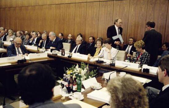 Kohl, Helmut; Bergmann-Pohl, Sabine; Süssmuth, Rita; Däubler-Gmelin, Herta; Seiters, Rudolf Liegenschaften in Bonn, Verwaltung