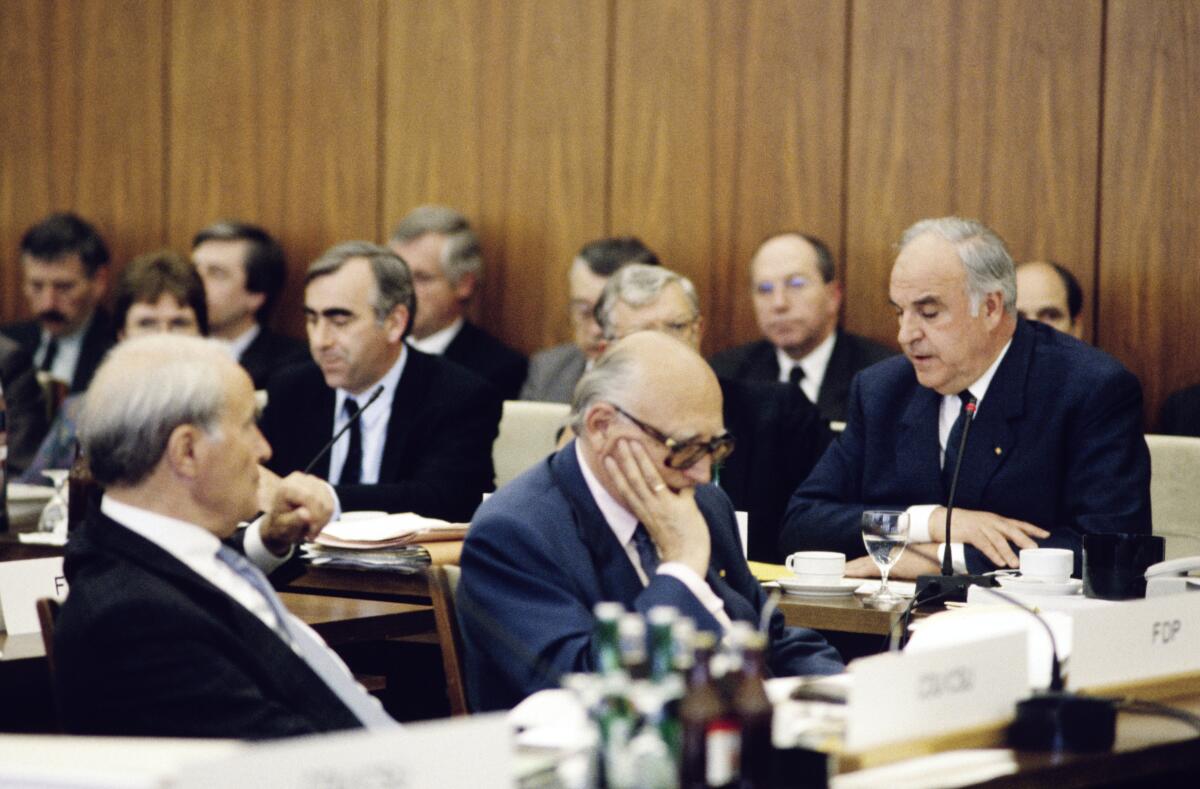 Kohl, Helmut; Waigel, Theo; Seiters, Rudolf; Mischnick, Wolfgang; Dregger, Alfred Erste gemeinsame Sitzung der Ausschüsse Deutsche Einheit der Volkskammer der DDR und des Deutschen Bundestages.; V.l.n.r.: Alfred Dregger, CDU/CSU, Vorsitzender der CDU/CSU-Bundestagsfraktion, Theo Waigel, CDU/CSU, Bundesminister der Finanzen, Wolfgang Mischnick, FDP, Vorsitzender der FDP-Bundestagsfraktion, Helmut Kohl, CDU/CSU, Bundeskanzler.; Bundeskanzler Helmut Kohl während einer Ansprache.; Rede, Ansprache