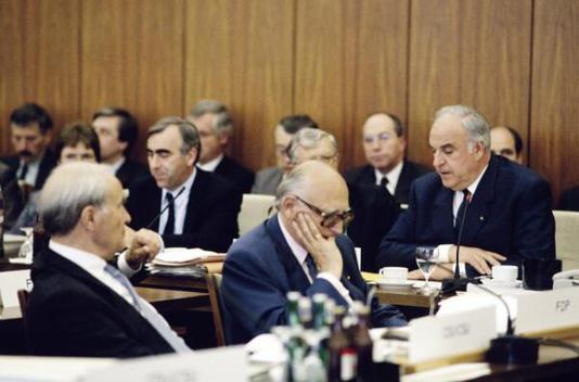 Kohl, Helmut; Waigel, Theo; Seiters, Rudolf; Mischnick, Wolfgang; Dregger, Alfred Liegenschaften in Bonn, Verwaltung