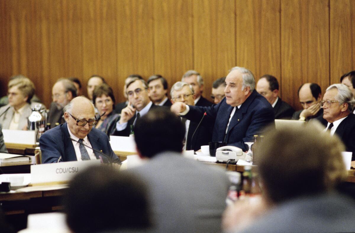 Kohl, Helmut; Waigel, Theo; Mischnick, Wolfgang; Bücker, Joseph Erste gemeinsame Sitzung der Ausschüsse Deutsche Einheit der Volkskammer der DDR und des Deutschen Bundestages.; Bundeskanzler Helmut Kohl, CDU/CSU, während einer Ansprache mit Theo Waigel, CDU/CSU, Bundesminister der Finanzen (links) und Joseph Bücker, Direktor beim Deutschen Bundestag (rechts). Vorne links: Wolfgang Mischnick, FDP, Vorsitzender der FDP-Bundestagsfraktion.; Rede, Ansprache