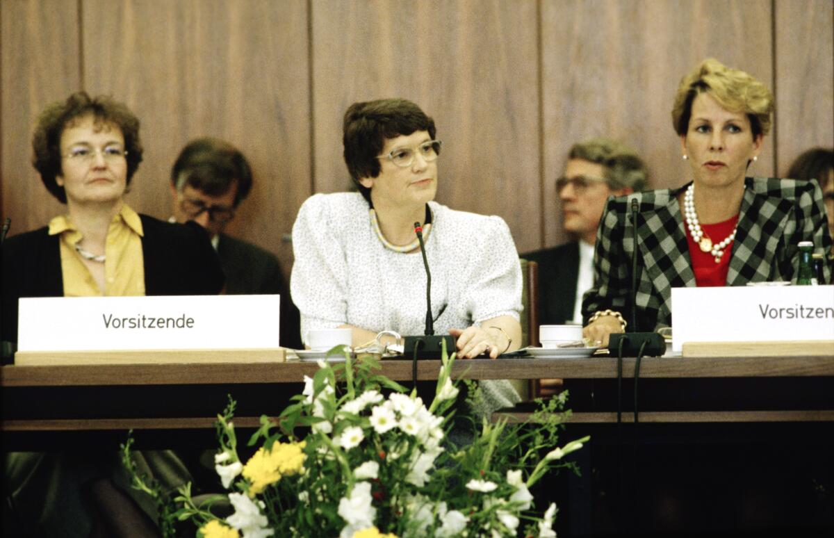 Erste gemeinsame Sitzung der Ausschüsse Deutsche Einheit der Abgeordneten der Volkskammer der DDR und der Abgeordneten des Deutschen Bundestages.; Die Ausschussvorsitzenden v.l.n.r.: Herta Däubler-Gmelin, SPD, stellvertretende SPD-Vorsitzende; Rita Süssmuth, CDU/CSU, Präsidentin des Deutschen Bundestages; Sabine Bergmann-Pohl, CDU, Präsidentin der Volkskammer und Staatsratsvorsitzende der DDR.; Vorsitz, Blumen Däubler-Gmelin, Herta; Süssmuth, Rita; Bergmann-Pohl, Sabine Erste gemeinsame Sitzung der Ausschüsse Deutsche Einheit der Abgeordneten der Volkskammer der DDR und der Abgeordneten des Deutschen Bundestages.; Die Ausschussvorsitzenden v.l.n.r.: Herta Däubler-Gmelin, SPD, stellvertretende SPD-Vorsitzende; Rita Süssmuth, CDU/CSU, Präsidentin des Deutschen Bundestages; Sabine Bergmann-Pohl, CDU, Präsidentin der Volkskammer und Staatsratsvorsitzende der DDR.; Vorsitz, Blumen