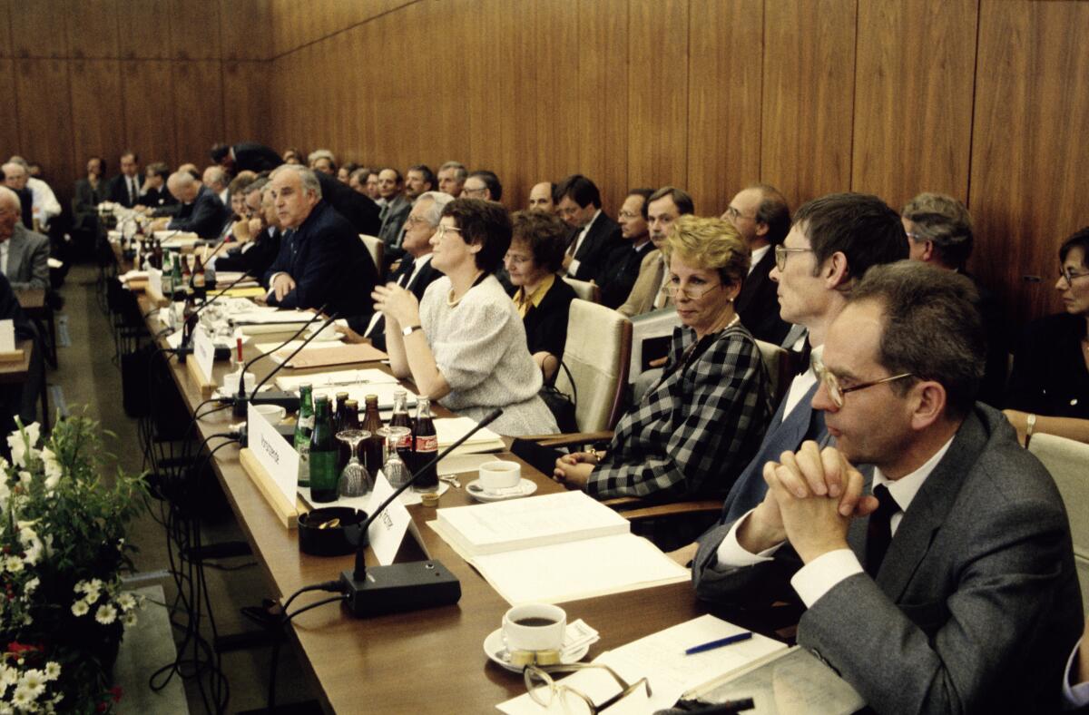 Erste gemeinsame Sitzung der Ausschüsse Deutsche Einheit der Abgeordneten der Volkskammer der DDR und der Abgeordneten des Deutschen Bundestages.; V.l.n.r.: Helmut Kohl, CDU/CSU, Bundeskanzler; Ausschussvorsitzende Herta Däubler-Gmelin, SPD, stellvertretende SPD-Vorsitzende; Rita Süssmuth, CDU/CSU, Präsidentin des Deutschen Bundestages; Sabine Bergmann-Pohl, CDU, Präsidentin der Volkskammer und Staatsratsvorsitzende der DDR. Däubler-Gmelin, Herta; Süssmuth, Rita; Bergmann-Pohl, Sabine; Kohl, Helmut Erste gemeinsame Sitzung der Ausschüsse Deutsche Einheit der Abgeordneten der Volkskammer der DDR und der Abgeordneten des Deutschen Bundestages.; V.l.n.r.: Helmut Kohl, CDU/CSU, Bundeskanzler; Ausschussvorsitzende Herta Däubler-Gmelin, SPD, stellvertretende SPD-Vorsitzende; Rita Süssmuth, CDU/CSU, Präsidentin des Deutschen Bundestages; Sabine Bergmann-Pohl, CDU, Präsidentin der Volkskammer und Staatsratsvorsitzende der DDR.