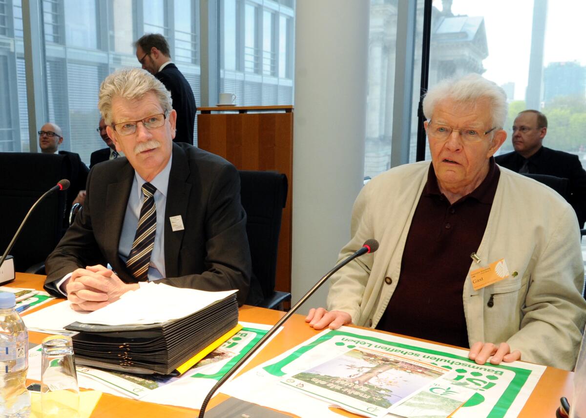 Der Ausschuss des Deutschen Bundestages für Ernährung, Landwirtschaft und Verbraucherschutz, hat unter der Leitung seines Vorsitzenden Hans-Michael Goldmann, (li), FDP, ein Gespräch mit Dr. Silvius Wodarz, (re), Helmut Gelders und weiteren Gästen. Goldmann, Hans-Michael; Wodarz, Silvius Der Ausschuss des Deutschen Bundestages für Ernährung, Landwirtschaft und Verbraucherschutz, hat unter der Leitung seines Vorsitzenden Hans-Michael Goldmann, (li), FDP, ein Gespräch mit Dr. Silvius Wodarz, (re), Helmut Gelders und weiteren Gästen.
