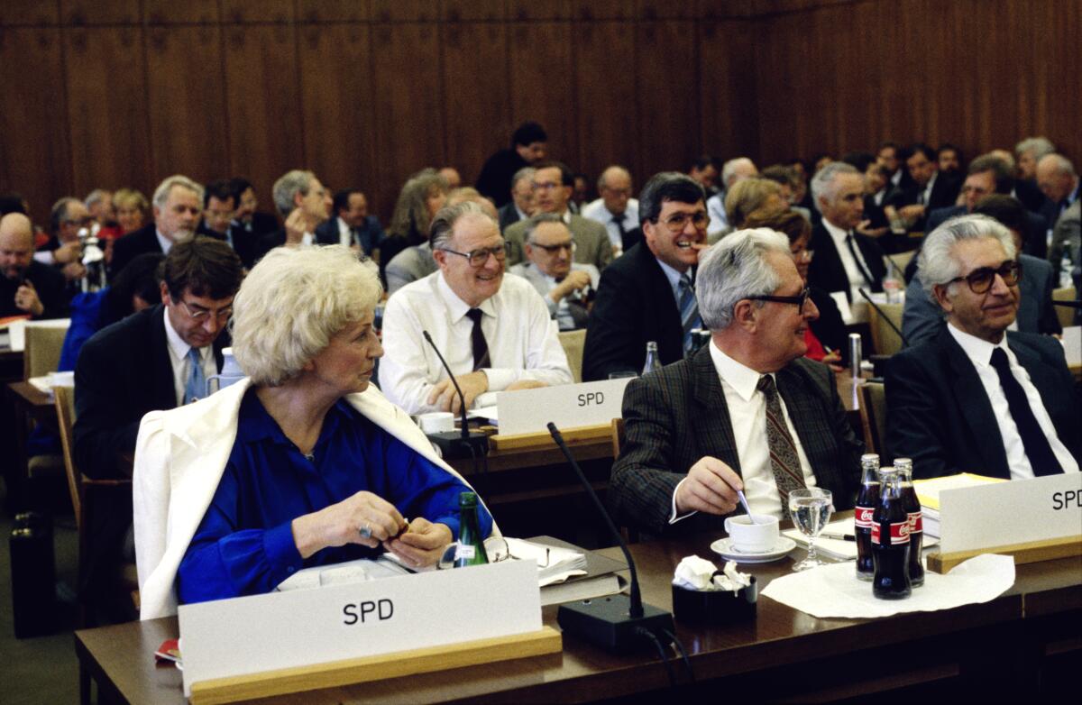 Erste gemeinsame Sitzung der Ausschüsse Deutsche Einheit der Abgeordneten der Volkskammer der DDR und der Abgeordneten des Deutschen Bundestages.; Mitglieder der SPD-Fraktion v.l.n.r.: Annemarie Renger, SPD, Vizepräsidentin des Deutschen Bundestages; Hans-Jochen Vogel, Bundesvorsitzender der SPD; Gerhard Jahn, Parlamentarischer Geschäftsführer der SPD-Fraktion. Renger, Annemarie; Vogel, Hans-Jochen; Jahn, Gerhard Erste gemeinsame Sitzung der Ausschüsse Deutsche Einheit der Abgeordneten der Volkskammer der DDR und der Abgeordneten des Deutschen Bundestages.; Mitglieder der SPD-Fraktion v.l.n.r.: Annemarie Renger, SPD, Vizepräsidentin des Deutschen Bundestages; Hans-Jochen Vogel, Bundesvorsitzender der SPD; Gerhard Jahn, Parlamentarischer Geschäftsführer der SPD-Fraktion.
