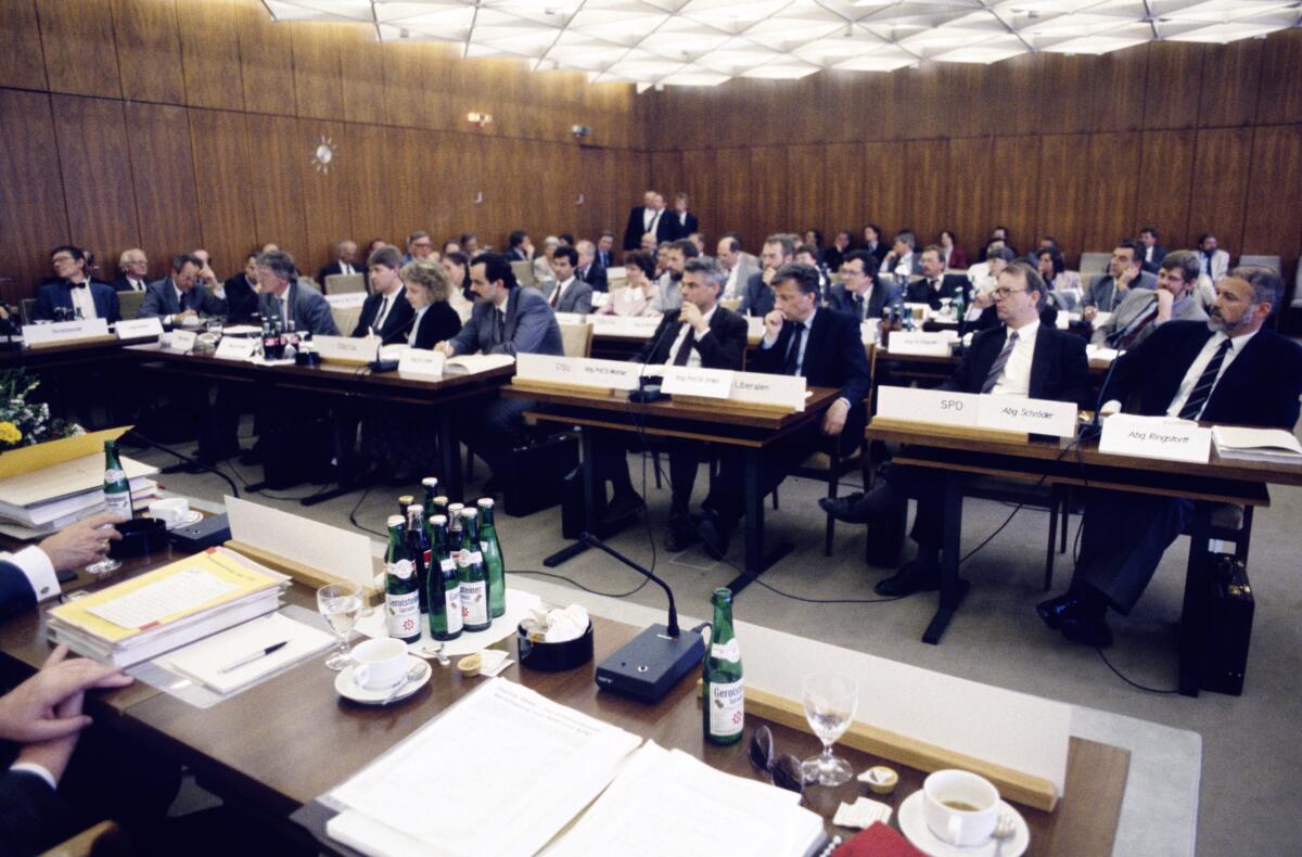Erste gemeinsame Sitzung der Ausschüsse Deutsche Einheit der Abgeordneten der Volkskammer der DDR und der Abgeordneten des Deutschen Bundestages.; Ausschussmitglieder verschiedener Fraktionen. Vorne rechts: Harald Ringstorff und Richard Schröder, Abgeordnete der Volkskammer. Ringstorff, Harald; Schröder, Richard Erste gemeinsame Sitzung der Ausschüsse Deutsche Einheit der Abgeordneten der Volkskammer der DDR und der Abgeordneten des Deutschen Bundestages.; Ausschussmitglieder verschiedener Fraktionen. Vorne rechts: Harald Ringstorff und Richard Schröder, Abgeordnete der Volkskammer.