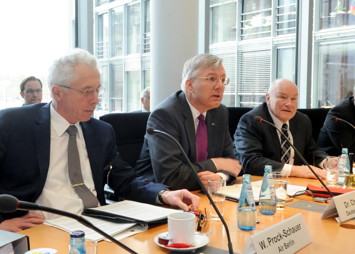 Dr. Christoph Franz, (mitte), Vorstandsvorsitzender der Deutschen Lufthansa AG, und Wolfgang Prock-Schauer, (li), Vorstandsvorsitzender der Air Berlin PLC & Co. Luftverkehrs KG, sind zu Gast beim Ausschuss des Deutschen Bundestages für Wirtschaft und Technologie. Die 104. Ausschusssitzung wird vom Vorsitzenden Ernst Hinsken, (re), CDU/CSU, geleitet. Hinsken, Ernst; Franz, Christoph; Prock-Schauer, Wolfgang Dr. Christoph Franz, (mitte), Vorstandsvorsitzender der Deutschen Lufthansa AG, und Wolfgang Prock-Schauer, (li), Vorstandsvorsitzender der Air Berlin PLC & Co. Luftverkehrs KG, sind zu Gast beim Ausschuss des Deutschen Bundestages für Wirtschaft und Technologie. Die 104. Ausschusssitzung wird vom Vorsitzenden Ernst Hinsken, (re), CDU/CSU, geleitet.