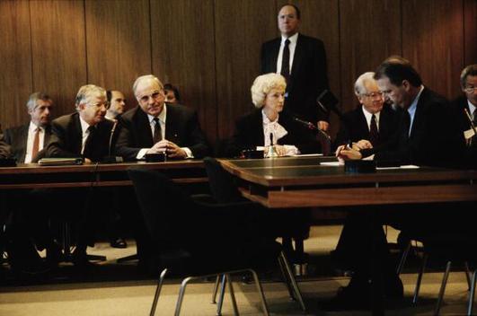 Seiters, Rudolf; Kohl, Helmut; Renger, Annemarie; Bücker, Joseph; Bötsch, Wolfgang Liegenschaften in Bonn, Verwaltung