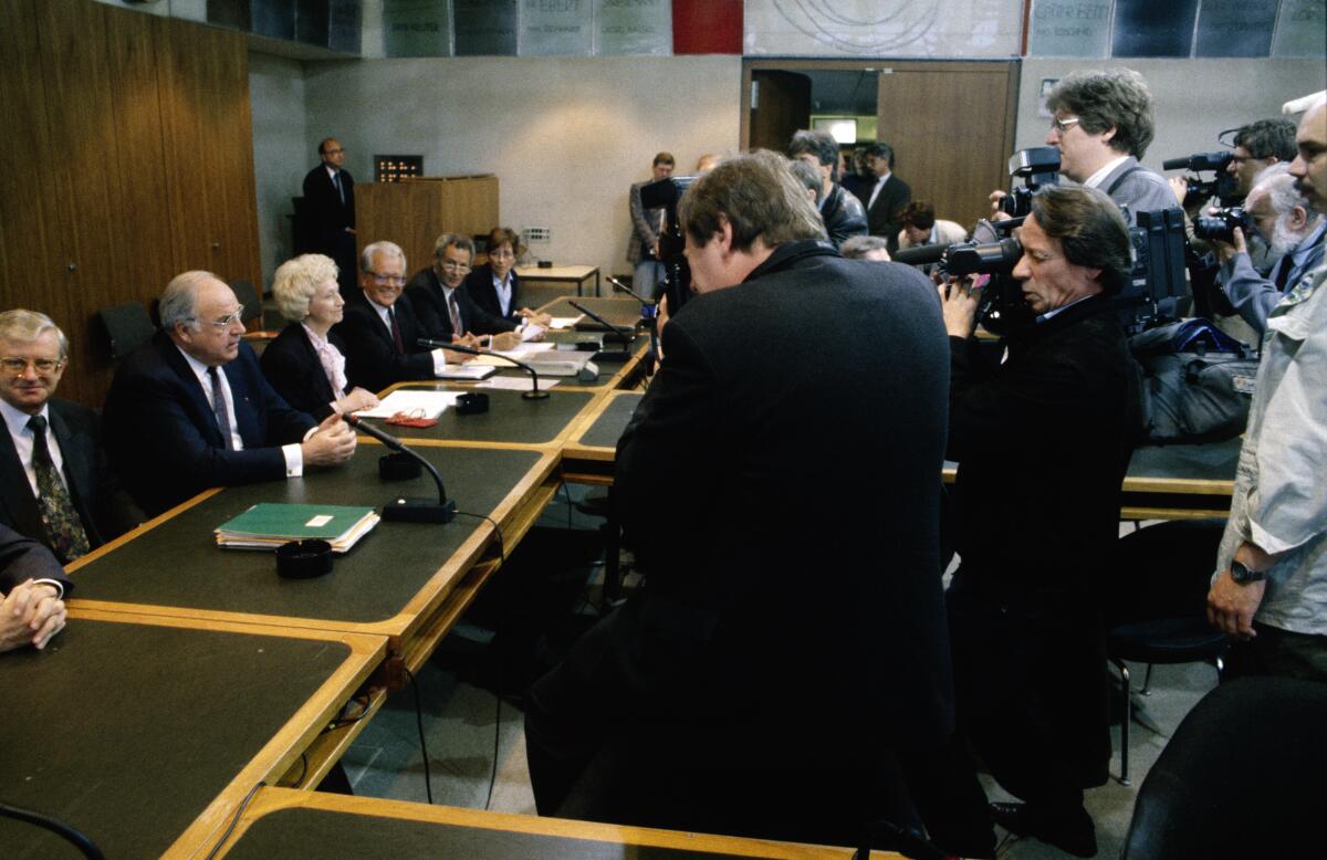 Konstituierung des Ausschusses Deutsche Einheit im Deutschen Bundestag.; V.l.n.r.: Rudolf Seiters, CDU/CSU, Bundesminister für besondere Aufgaben und Chef des Bundeskanzleramtes, Helmut Kohl, CDU/CSU, Bundeskanzler, Annemarie Renger, SPD, Vizepräsidentin des Deutschen Bundestages und Joseph Bücker, Direktor beim Deutschen Bundestag.; Presse, Medien, Kamera Seiters, Rudolf; Kohl, Helmut; Renger, Annemarie; Bücker, Joseph Konstituierung des Ausschusses Deutsche Einheit im Deutschen Bundestag.; V.l.n.r.: Rudolf Seiters, CDU/CSU, Bundesminister für besondere Aufgaben und Chef des Bundeskanzleramtes, Helmut Kohl, CDU/CSU, Bundeskanzler, Annemarie Renger, SPD, Vizepräsidentin des Deutschen Bundestages und Joseph Bücker, Direktor beim Deutschen Bundestag.; Presse, Medien, Kamera