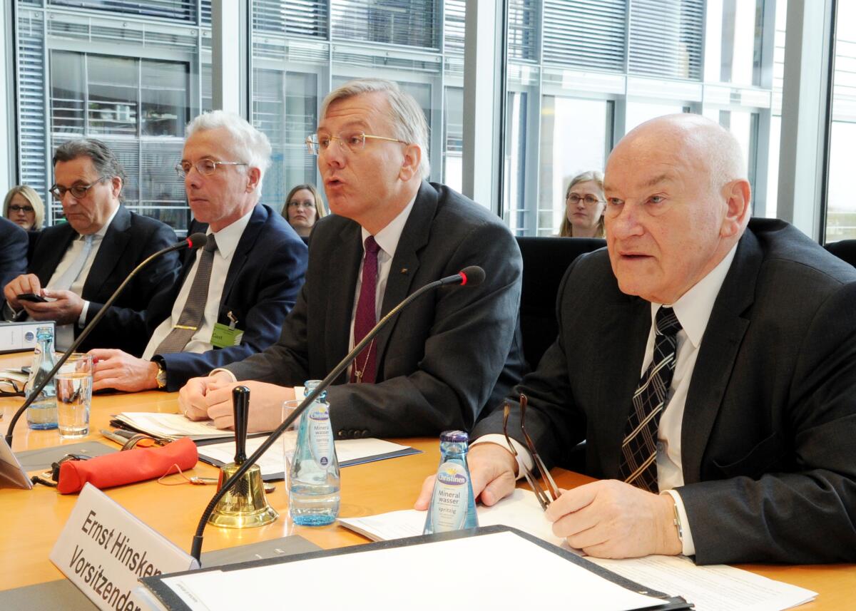 Dr. Christoph Franz, (2.v.re), Vorstandsvorsitzender der Deutschen Lufthansa AG, und Wolfgang Prock-Schauer, (2.v.li), Vorstandsvorsitzender der Air Berlin PLC & Co. Luftverkehrs KG, sind zu Gast beim Ausschuss des Deutschen Bundestages für Wirtschaft und Technologie. Die 104. Ausschusssitzung wird vom Vorsitzenden Ernst Hinsken, (re), CDU/CSU, geleitet. Links der Parlamentarische Staatssekretär Hans-Joachim Otto, FDP. Hinsken, Ernst; Franz, Christoph; Prock-Schauer, Wolfgang; Otto, Hans-Joachim Dr. Christoph Franz, (2.v.re), Vorstandsvorsitzender der Deutschen Lufthansa AG, und Wolfgang Prock-Schauer, (2.v.li), Vorstandsvorsitzender der Air Berlin PLC & Co. Luftverkehrs KG, sind zu Gast beim Ausschuss des Deutschen Bundestages für Wirtschaft und Technologie. Die 104. Ausschusssitzung wird vom Vorsitzenden Ernst Hinsken, (re), CDU/CSU, geleitet. Links der Parlamentarische Staatssekretär Hans-Joachim Otto, FDP.