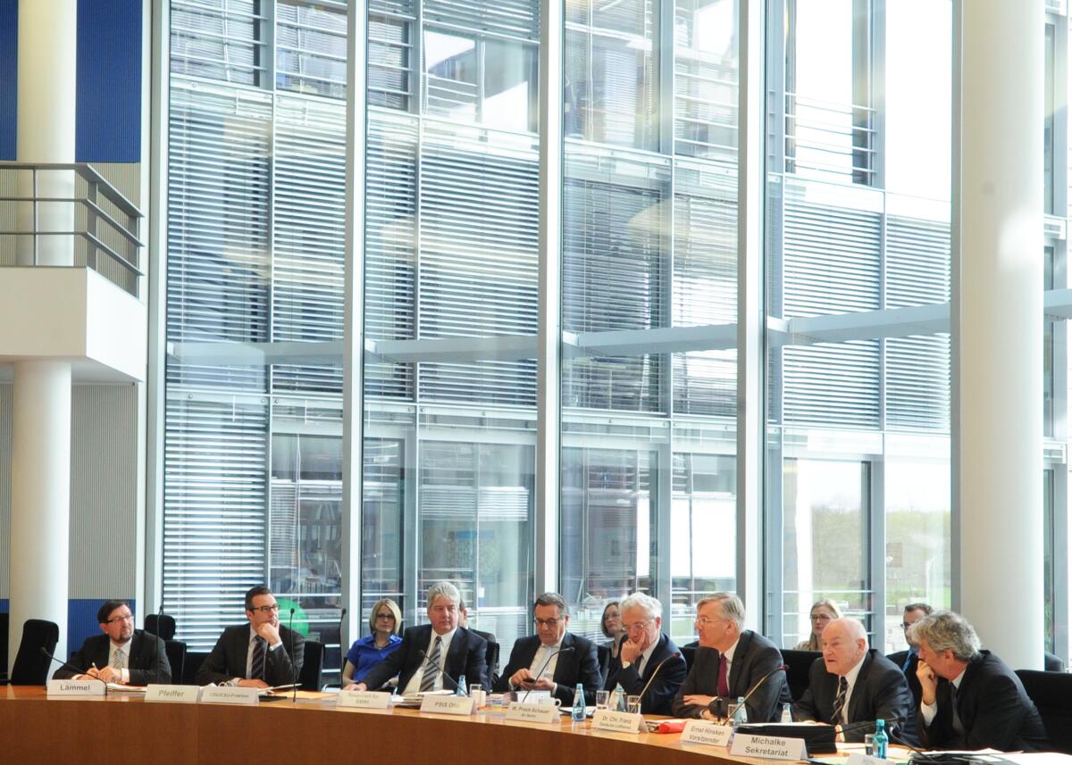 Dr. Christoph Franz, (3.v.re), Vorstandsvorsitzender der Deutschen Lufthansa AG, und Wolfgang Prock-Schauer, (4.v.re), Vorstandsvorsitzender der Air Berlin PLC & Co. Luftverkehrs KG, sind zu Gast beim Ausschuss des Deutschen Bundestages für Wirtschaft und Technologie. Die 104. Ausschusssitzung wird vom Vorsitzenden Ernst Hinsken, (2.v.re), CDU/CSU, geleitet.; Übersicht. Hinsken, Ernst; Franz, Christoph; Prock-Schauer, Wolfgang Dr. Christoph Franz, (3.v.re), Vorstandsvorsitzender der Deutschen Lufthansa AG, und Wolfgang Prock-Schauer, (4.v.re), Vorstandsvorsitzender der Air Berlin PLC & Co. Luftverkehrs KG, sind zu Gast beim Ausschuss des Deutschen Bundestages für Wirtschaft und Technologie. Die 104. Ausschusssitzung wird vom Vorsitzenden Ernst Hinsken, (2.v.re), CDU/CSU, geleitet.; Übersicht.