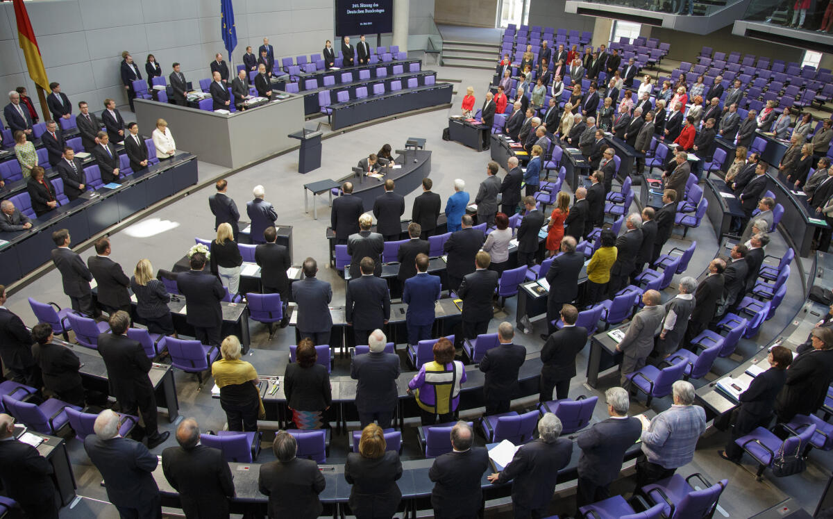 Der Bundestag hat sich zu Beginn seiner Plenarsitzung am Donnerstag, 16. Mai 2013, zu Ehren des gestorbenen FDP-Abgeordneten Dr. Max Stadler, des gestorbenen ehemaligen CSU-Abgeordneten Dr. Jürgen Warnke und des im Einsatz in Afghanistan getöteten Bundeswehrsoldaten erhoben. Der Bundestag hat sich zu Beginn seiner Plenarsitzung am Donnerstag, 16. Mai 2013, zu Ehren des gestorbenen FDP-Abgeordneten Dr. Max Stadler, des gestorbenen ehemaligen CSU-Abgeordneten Dr. Jürgen Warnke und des im Einsatz in Afghanistan getöteten Bundeswehrsoldaten erhoben.