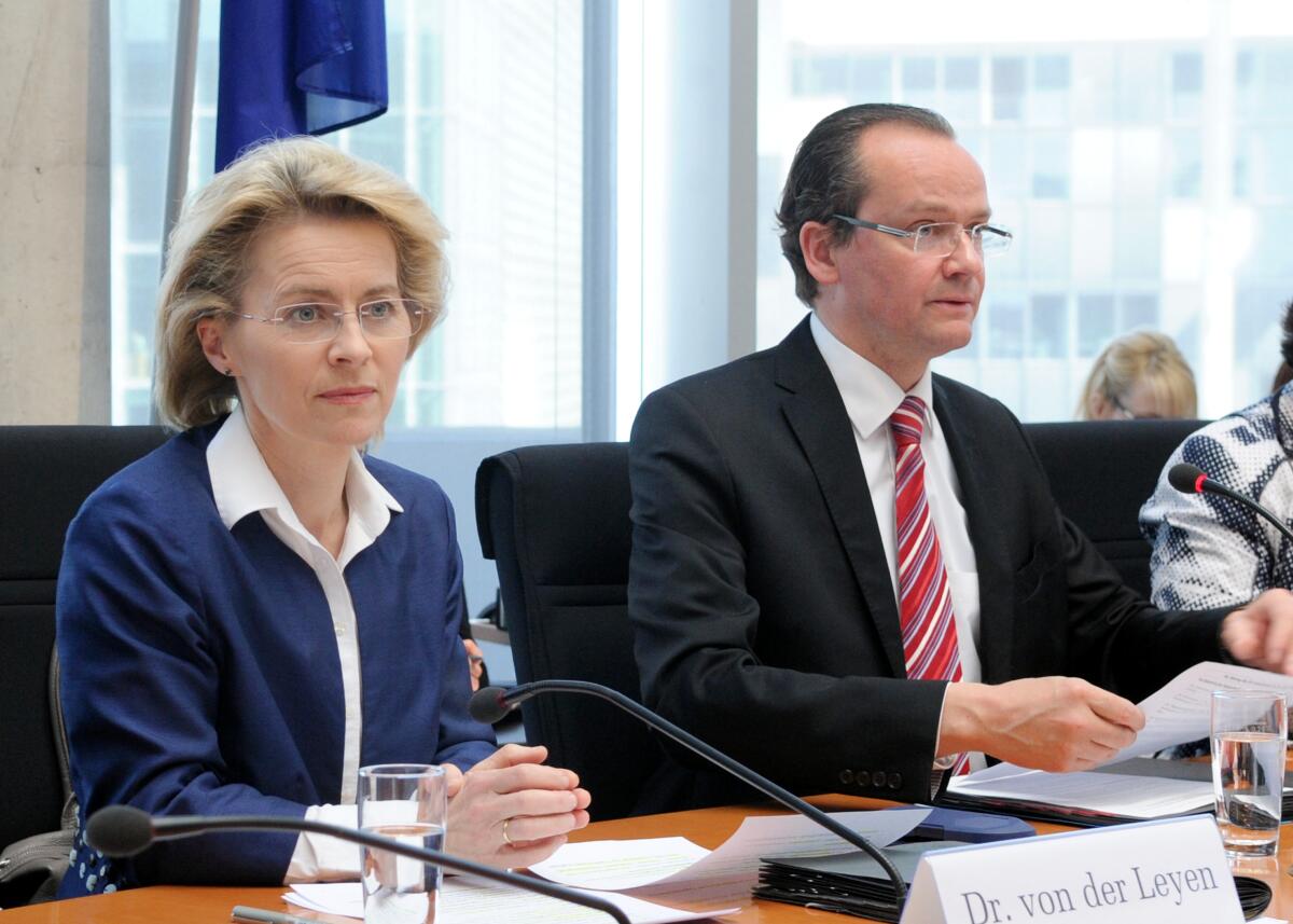Leyen, Ursula von der; Krichbaum, Gunther Dr. Ursula von der Leyen, CDU/CSU, Bundesministerin für Arbeit und Soziales, ist zu Gast beim Ausschuss des Deutschen Bundestages für die Angelegenheiten der Europäischen Union. Gunther Krichbaum, CDU/CSU, Vorsitzender des Ausschusses, leitet die Ausschusssitzung.