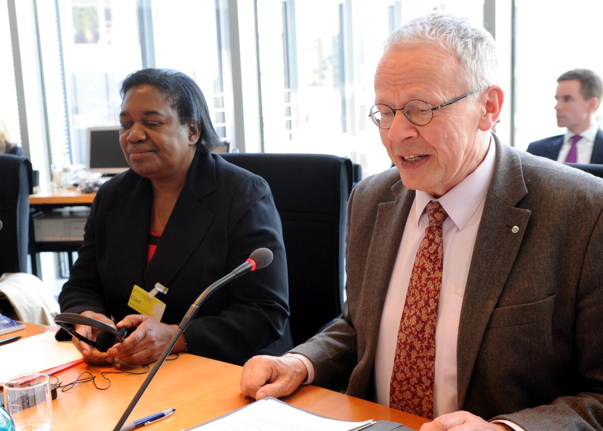 Koenigs, Tom; Sekaggya, Margaret Margaret Sekaggya, UN-Sonderberichterstatterin für die Situation von Menschenrechtsverteidigern, ist zu Gast im Ausschuss des Deutschen Bundestages für Menschenrechte und humanitäre Hilfe. Tom Koenigs, Bündnis 90/Die Grünen, Vorsitzender des Ausschusses, leitet die Sitzung.