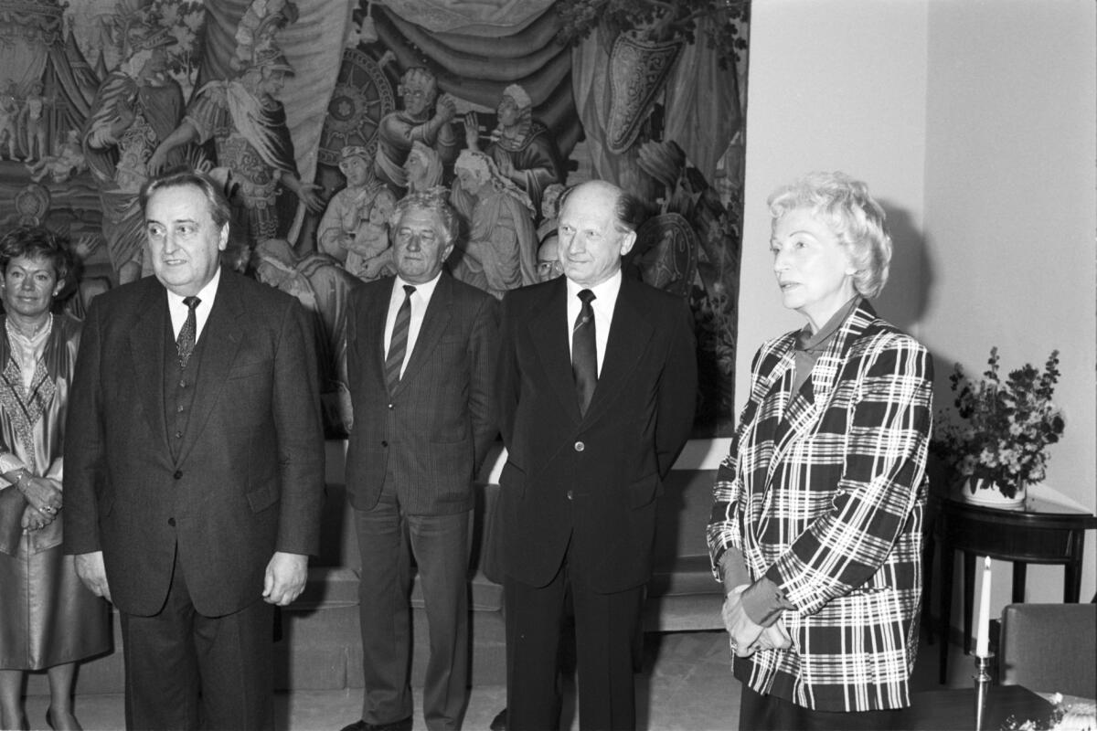 Verleihung des Verdienstordens der Bundesrepublik Deutschland (Großes Verdienstkreuz) an Erich Wolfram (l.), SPD, MdB, rechts im Bild: Bundestagsvizepräsidentin Annemarie Renger, SPD; Bundestagsabgeordnete, Abgeordnete, Verleihung, Orden Renger, Annemarie; Wolfram, Erich Verleihung des Verdienstordens der Bundesrepublik Deutschland (Großes Verdienstkreuz) an Erich Wolfram (l.), SPD, MdB, rechts im Bild: Bundestagsvizepräsidentin Annemarie Renger, SPD; Bundestagsabgeordnete, Abgeordnete, Verleihung, Orden