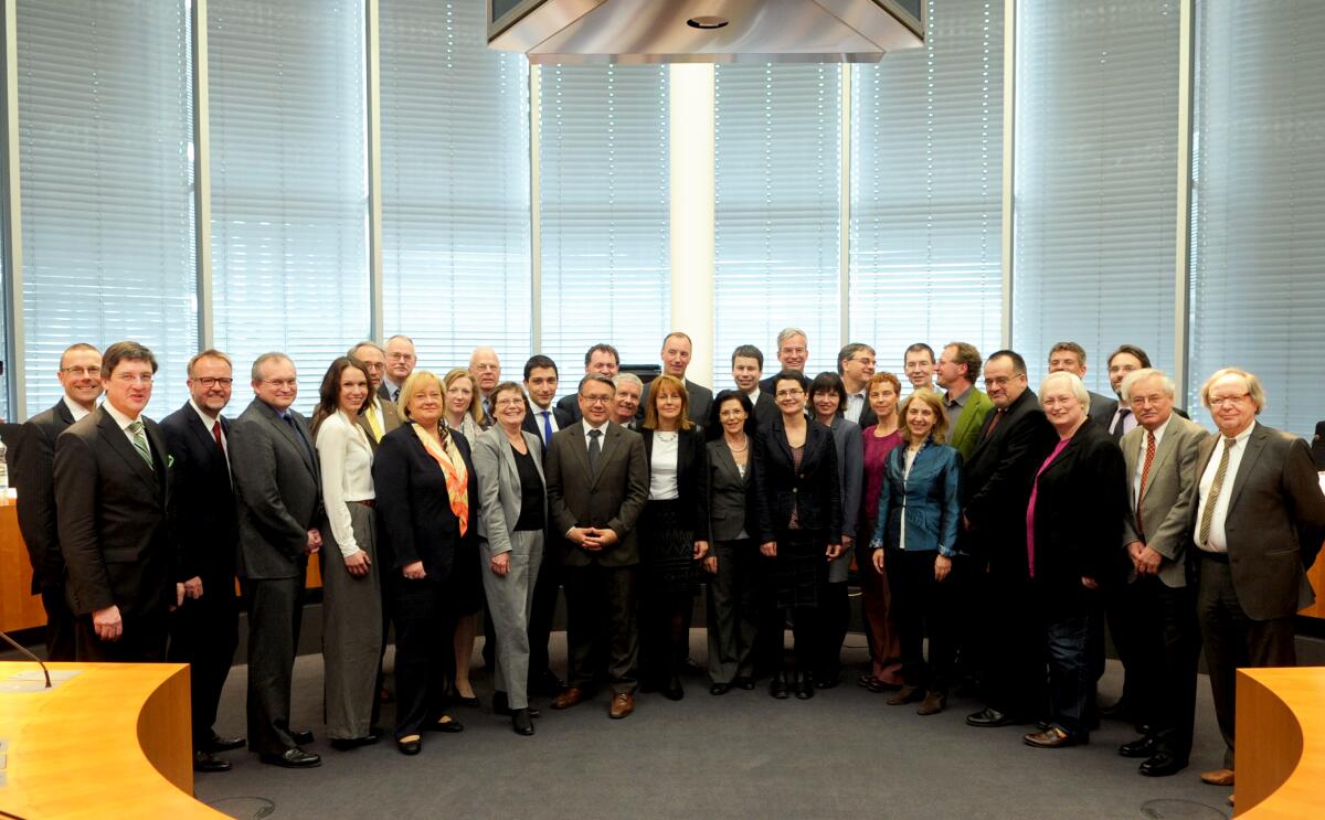 Kolbe, Daniela Die Enquete-Kommission des Deutschen Bundestages für Wachstum, Wohlstand, Lebensqualität, bei der letzten Sitzung. Diese wird von der Vorsitzenden Daniela Kolbe, (13.v.re), SPD, geleitet. Gruppenfoto mit allen Mitgliedern der Kommission.