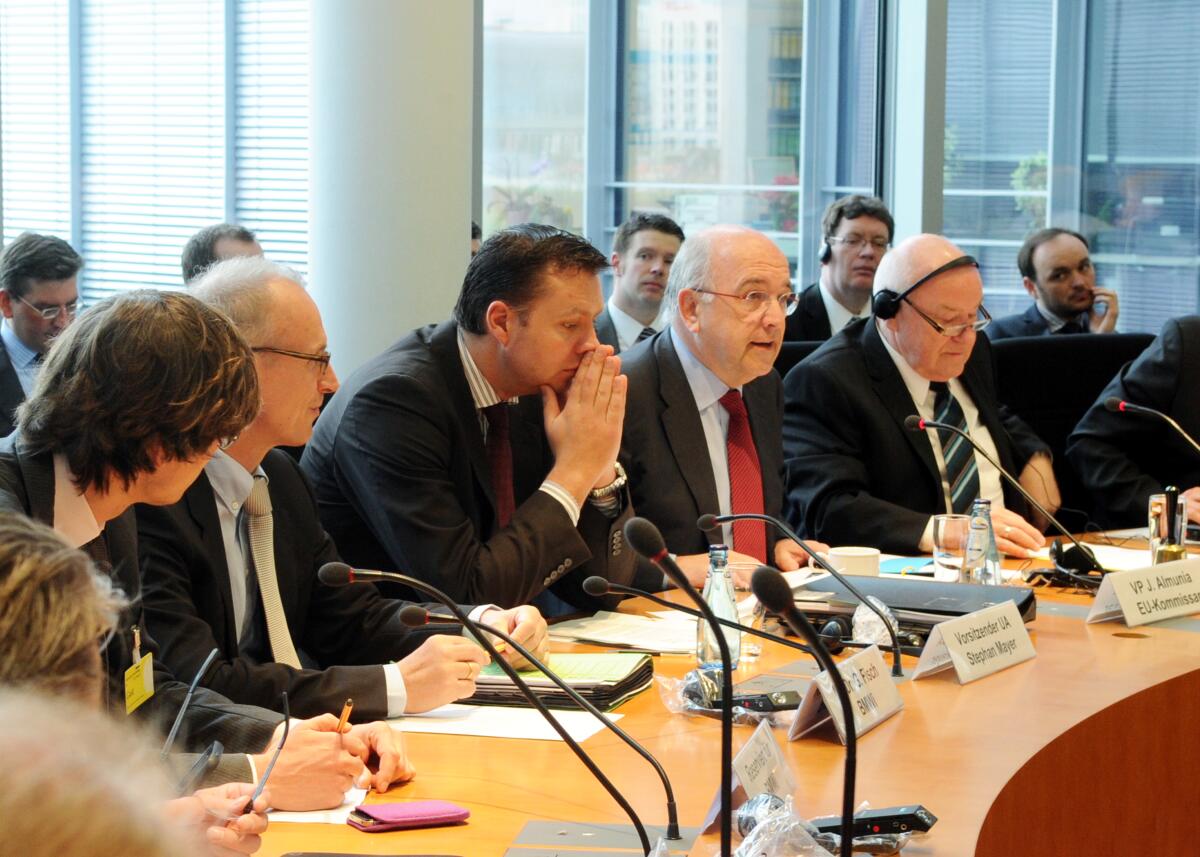 Hinsken, Ernst; Almunia, Joaquin; Mayer, Stephan Joaquin Almunia, (2.v.re), Vizepräsident der Europäischen Kommission und EU-Wettbewerbskommissar, ist zu Gast beim Ausschuss des Deutschen Bundestages für Wirtschaft und Technologie. Ernst Hinsken, (re), CDU/CSU, Vorsitzender des Ausschusses, leitet die 105. Sitzung. 3.v.re Stehan Mayer, CDU/CSU, Mitglied des Bundestages und des Ausschusses sowie Vorsitzender des Unterausschusses.
