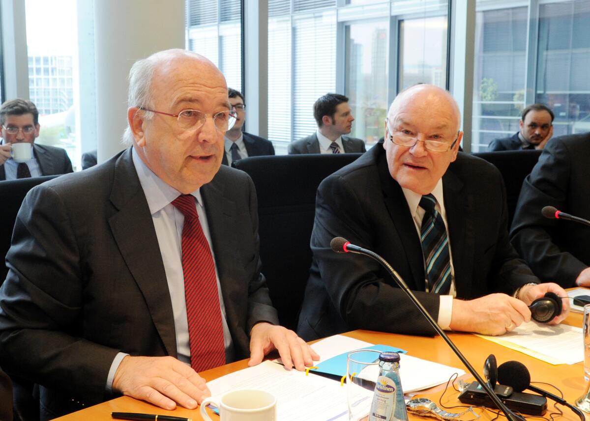 Hinsken, Ernst; Almunia, Joaquin Joaquin Almunia, (li), Vizepräsident der Europäischen Kommission und EU-Wettbewerbskommissar, ist zu Gast beim Ausschuss des Deutschen Bundestages für Wirtschaft und Technologie. Ernst Hinsken, (re), CDU/CSU, Vorsitzender des Ausschusses, leitet die 105. Sitzung.