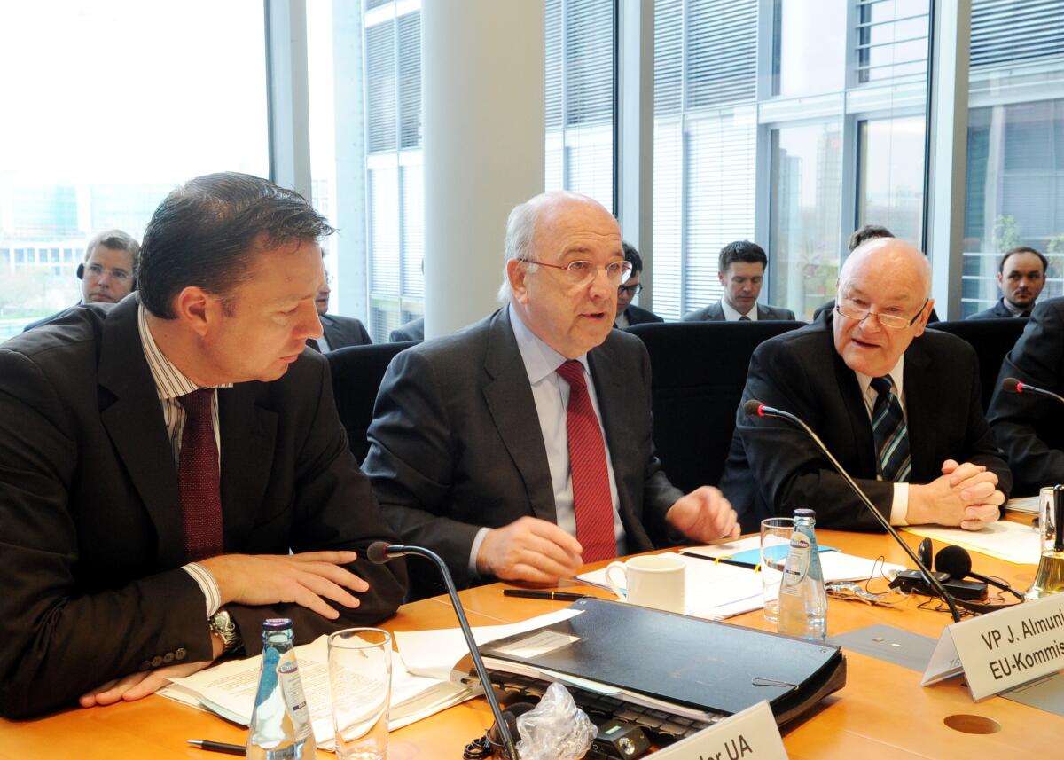 Hinsken, Ernst; Almunia, Joaquin; Mayer, Stephan Joaquin Almunia, (mitte), Vizepräsident der Europäischen Kommission und EU-Wettbewerbskommissar, ist zu Gast beim Ausschuss des Deutschen Bundestages für Wirtschaft und Technologie. Ernst Hinsken, (re), CDU/CSU, Vorsitzender des Ausschusses, leitet die 105. Sitzung. Links Stehan Mayer, CDU/CSU, Mitglied des Bundestages und des Ausschusses sowie Vorsitzender des Unterausschusses.