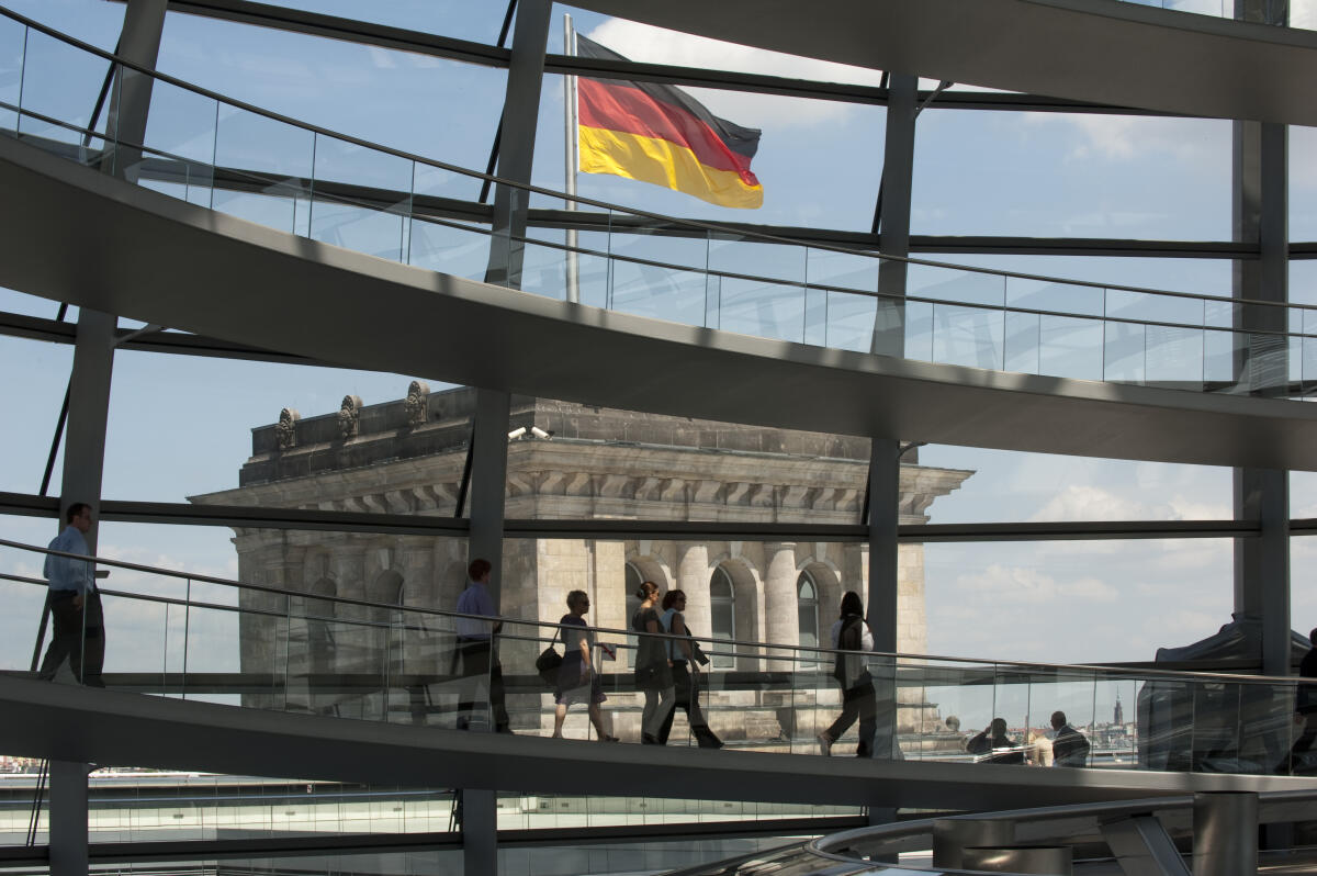 Blick in die Kuppel des Reichstagsgebäude. Besucher laufen den Kuppelgang entlang.; Turm, Fahne, Flagge, Deutschlandflagge, Reichstagskuppel Blick in die Kuppel des Reichstagsgebäude. Besucher laufen den Kuppelgang entlang.; Turm, Fahne, Flagge, Deutschlandflagge, Reichstagskuppel