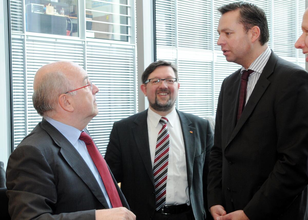 Almunia, Joaquin; Mayer, Stephan; Lämmel, Andreas G. Joaquin Almunia, (li), Vizepräsident der Europäischen Kommission und EU-Wettbewerbskommissar, ist zu Gast beim Ausschuss des Deutschen Bundestages für Wirtschaft und Technologie. Ernst Hinsken, CDU/CSU, Vorsitzender des Ausschusses, leitet die 105. Sitzung. Hier mit den Mitgliedern des Bundestages und des Ausschusses, Andreas G. Lämmel, (mitte), CDU/CSU, und Stephan Mayer, (re), CDU/CSU.