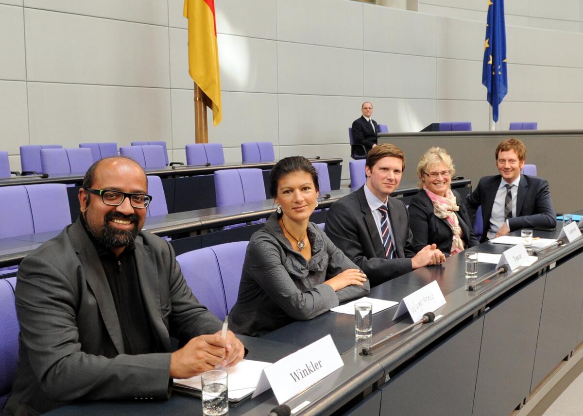 Vertreter der einzelnen Bundestagsfraktionen diskutieren mit den Jugendlichen bei der Veranstaltung Nachwuchspolitiker simulieren bei Jugend und Parlament die Gesetzgebung. 312 Jugendliche aus dem gesamten Bundesgebiet, die von Mitgliedern des Deutschen Bundestages nominiert wurden, stellen in einem Planspiel das parlamentarische Verfahren nach. V.li.: Josef Philip Winkler, Bündnis 90/Die Grünen, Sahra Wagenknecht, DIE LINKE, Florian Toncar, FDP, Christine Lambrecht, SPD, Michael Kretschmer, CDU/CSU. Winkler, Josef Philip; Wagenknecht, Sahra; Toncar, Florian; Lambrecht, Christine; Kretschmer, Michael Vertreter der einzelnen Bundestagsfraktionen diskutieren mit den Jugendlichen bei der Veranstaltung Nachwuchspolitiker simulieren bei Jugend und Parlament die Gesetzgebung. 312 Jugendliche aus dem gesamten Bundesgebiet, die von Mitgliedern des Deutschen Bundestages nominiert wurden, stellen in einem Planspiel das parlamentarische Verfahren nach. V.li.: Josef Philip Winkler, Bündnis 90/Die Grünen, Sahra Wagenknecht, DIE LINKE, Florian Toncar, FDP, Christine Lambrecht, SPD, Michael Kretschmer, CDU/CSU.