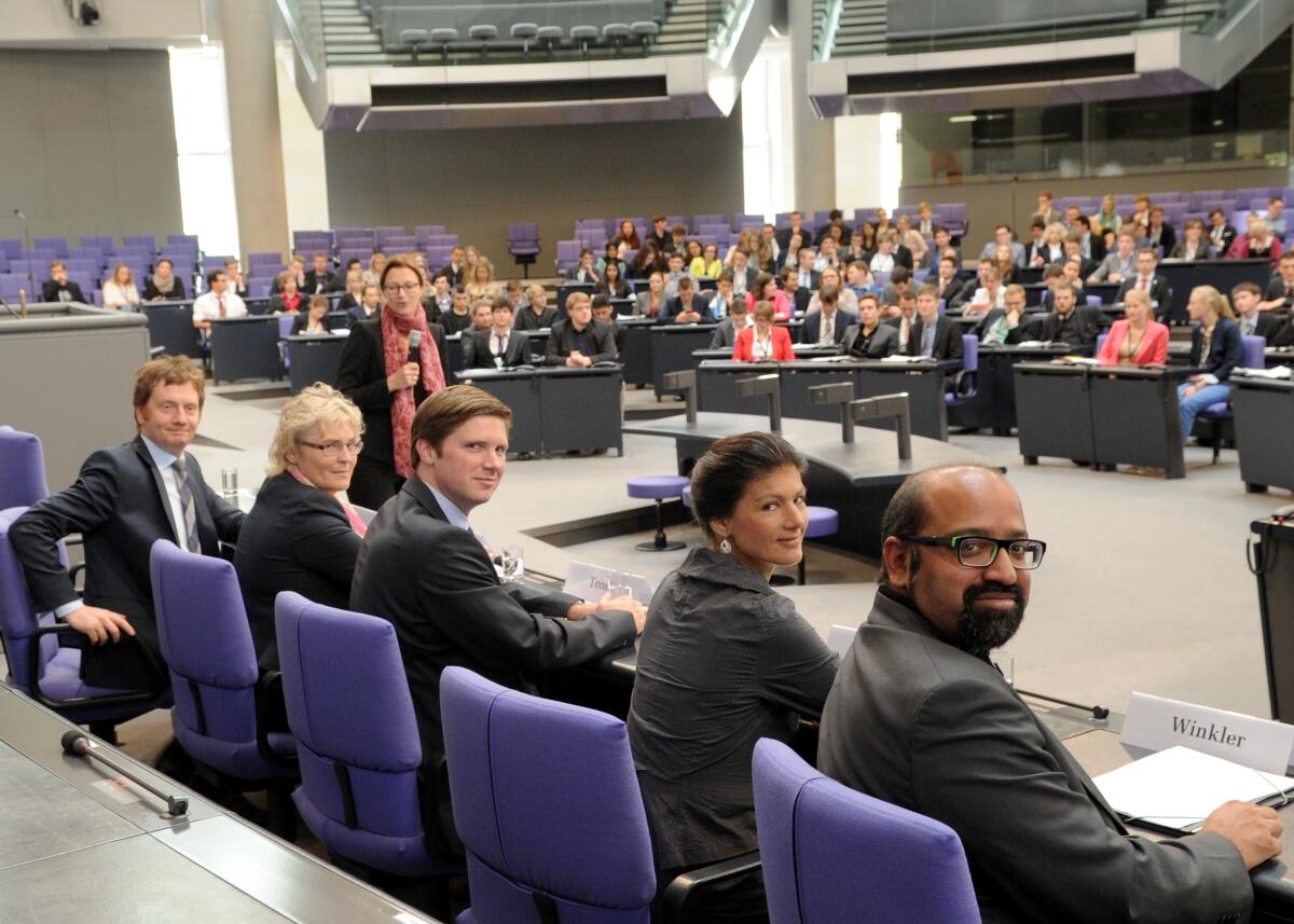 Vertreter der einzelnen Bundestagsfraktionen diskutieren mit den Jugendlichen bei der Veranstaltung Nachwuchspolitiker simulieren bei Jugend und Parlament die Gesetzgebung. 312 Jugendliche aus dem gesamten Bundesgebiet, die von Mitgliedern des Deutschen Bundestages nominiert wurden, stellen in einem Planspiel das parlamentarische Verfahren nach. V.li.: Josef Philip Winkler, Bündnis 90/Die Grünen, Sahra Wagenknecht, DIE LINKE, Florian Toncar, FDP, Christine Lambrecht, SPD, Michael Kretschmer, CDU/CSU.; Übersicht. Winkler, Josef Philip; Wagenknecht, Sahra; Toncar, Florian; Lambrecht, Christine; Kretschmer, Michael Vertreter der einzelnen Bundestagsfraktionen diskutieren mit den Jugendlichen bei der Veranstaltung Nachwuchspolitiker simulieren bei Jugend und Parlament die Gesetzgebung. 312 Jugendliche aus dem gesamten Bundesgebiet, die von Mitgliedern des Deutschen Bundestages nominiert wurden, stellen in einem Planspiel das parlamentarische Verfahren nach. V.li.: Josef Philip Winkler, Bündnis 90/Die Grünen, Sahra Wagenknecht, DIE LINKE, Florian Toncar, FDP, Christine Lambrecht, SPD, Michael Kretschmer, CDU/CSU.; Übersicht.