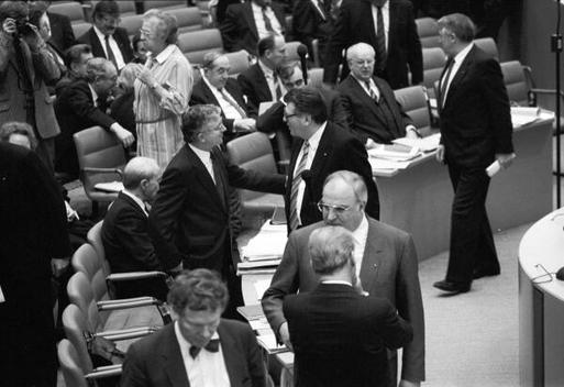 Kohl, Helmut; Jenninger, Philipp; Seiters, Rudolf; Conradi, Peter; Brandt, Willy; Berger, Lieselotte; Dregger, Alfred; Waigel, Theo; Stücklen, Richard; Dollinger, Werner; Warnke, Jürgen Liegenschaften in Bonn, Plenargebäude