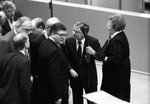 Kohl, Helmut; Jenninger, Philipp; Seiters, Rudolf Liegenschaften in Bonn, Plenargebäude