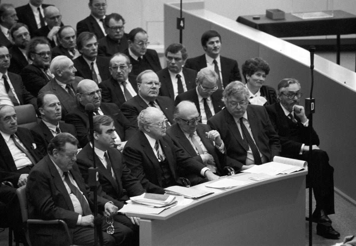 Strauß, Franz Josef; Waigel, Theo; Stücklen, Richard; Mischnick, Wolfgang; Wolfgramm, Torsten; Cronenberg, Dieter-Julius; Dollinger, Werner; Warnke, Jürgen; Kiechle, Ignaz; Bangemann, Martin; Beckmann, Klaus; Seiler-Albring, Ursula; Hoppe, Hans-Günter; Ronneburger, Uwe; Rumpf, Wolfgang; Weng, Wolfgang; Neuhausen, Friedrich; Genscher, Hans-Dietrich Konstituierende Sitzung der 11. Wahlperiode. Hier die Abgeordneten der CDU/CSU und der FDP.; Bundestagsabgeordnete, Abgeordnete