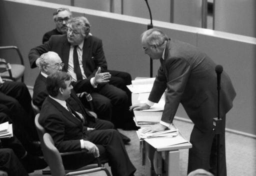 Kohl, Helmut; Waigel, Theo; Stücklen, Richard Liegenschaften in Bonn, Plenargebäude