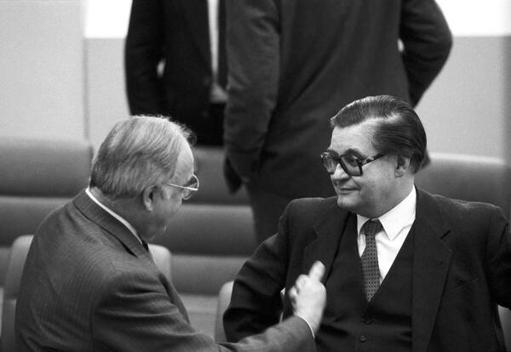 Kohl, Helmut; Koschnick, Hans Liegenschaften in Bonn, Plenargebäude