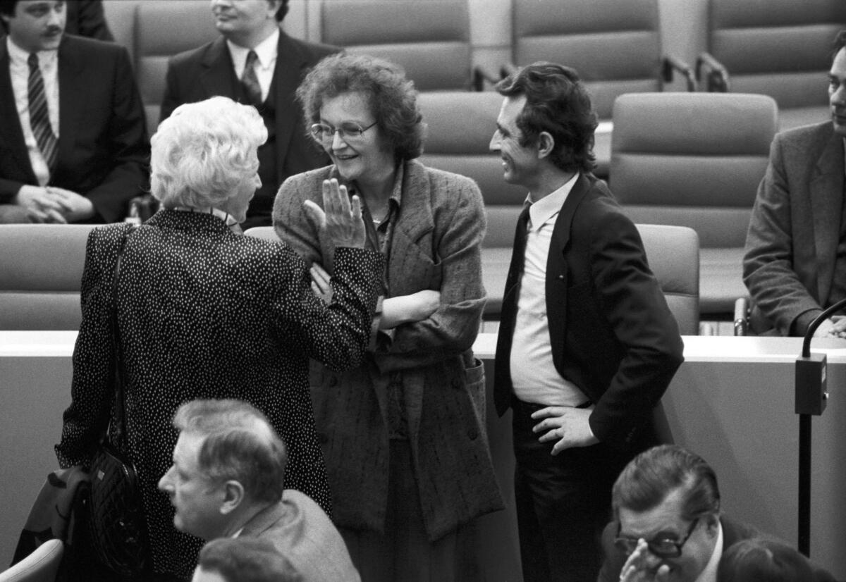 Renger, Annemarie; Däubler-Gmelin, Herta; Lambinus, Uwe Konstituierende Sitzung der 11. Wahlperiode. Annemarie Renger, SPD, MdB (links), unterhält sich mit Herta Däubler-Gmelin, SPD, MdB, und Uwe Lambinus, SPD, MdB.; Bundestagsabgeordnete, Abgeordnete, Gespräch, Gestik, gestikulierend