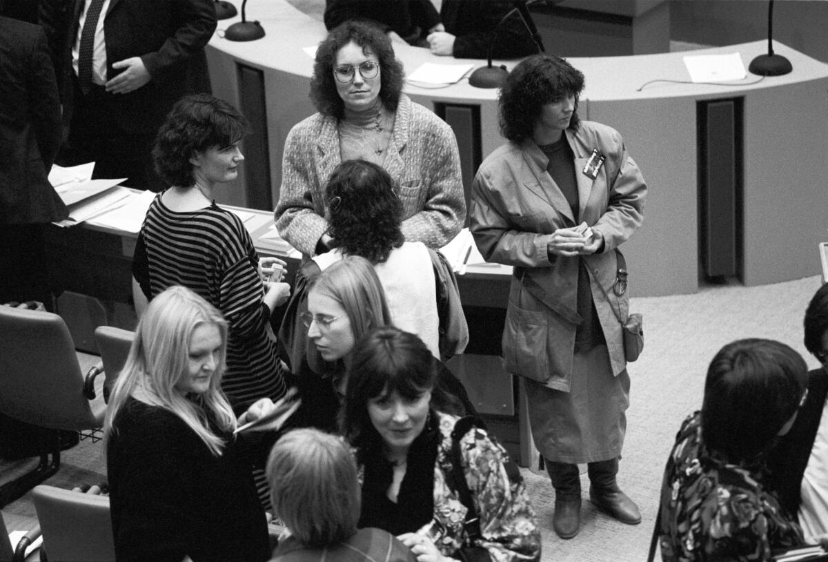 Konstituierende Sitzung der 11. Wahlperiode. Hier unterhalten sich Abgeordnete der Fraktion DIE GRÜNEN.; Bundestagsabgeordnete, Abgeordnete Trenz, Erika; Olms, Ellen; Rust, Bärbel; Vennegerts, Christa Konstituierende Sitzung der 11. Wahlperiode. Hier unterhalten sich Abgeordnete der Fraktion DIE GRÜNEN.; Bundestagsabgeordnete, Abgeordnete
