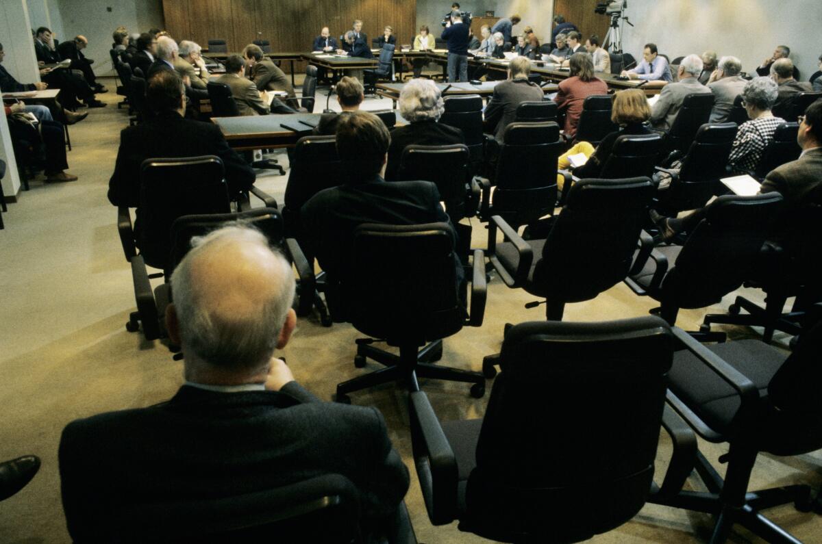  Sitzung der Enquete-Kommission "Aufarbeitung von Geschichte und Folgen der SED-Diktatur". Blick in den Sitzungssaal.; Bundestagsabgeordnete, Abgeordnete, Übersicht