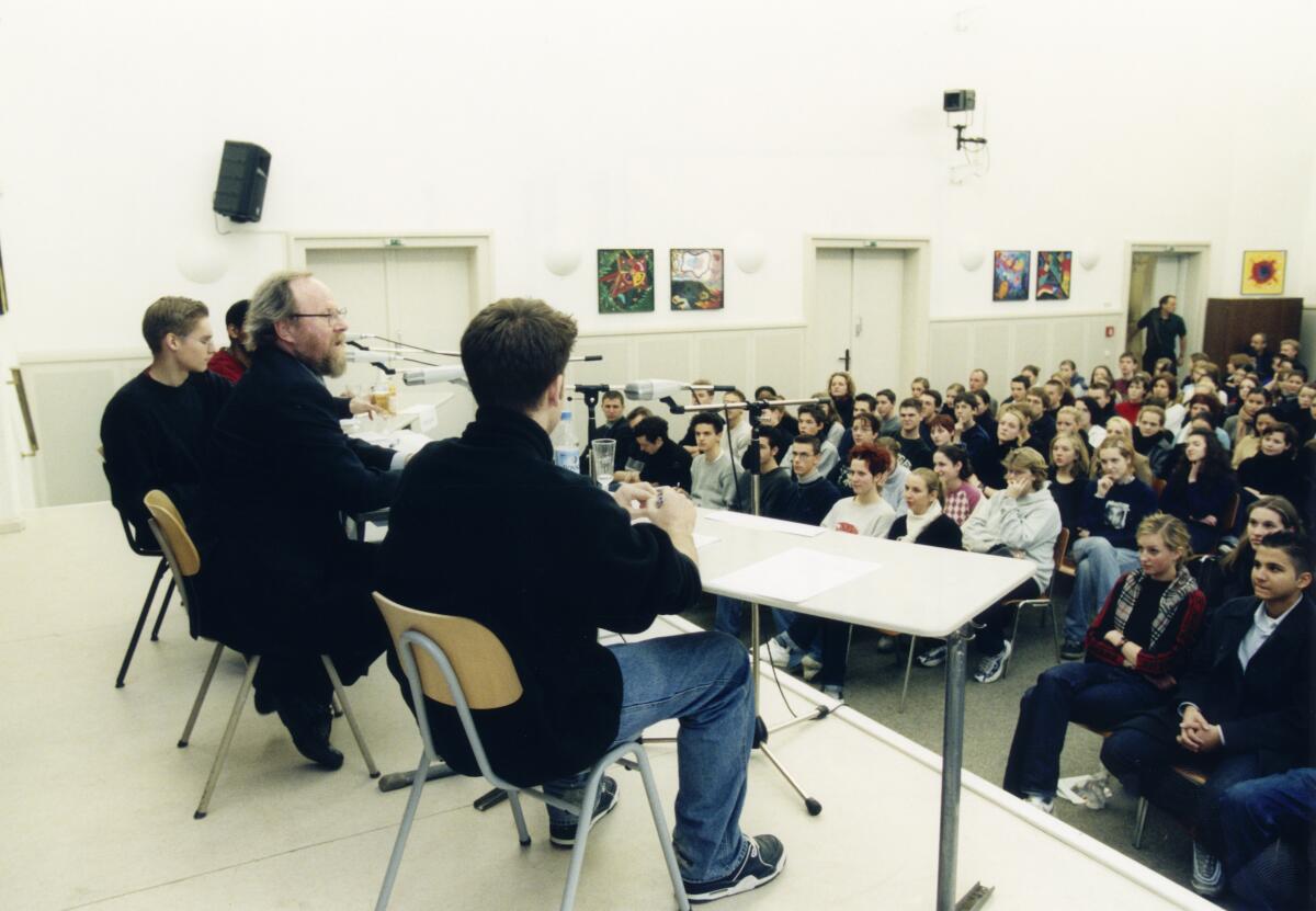 Thierse, Wolfgang Bundestagspräsident Wolfgang Thierse, SPD, MdB, spricht mit Schülern der Hildegard Wegscheider Schule über die Problematik rechter Gewalt.; Gespräch, Besuch