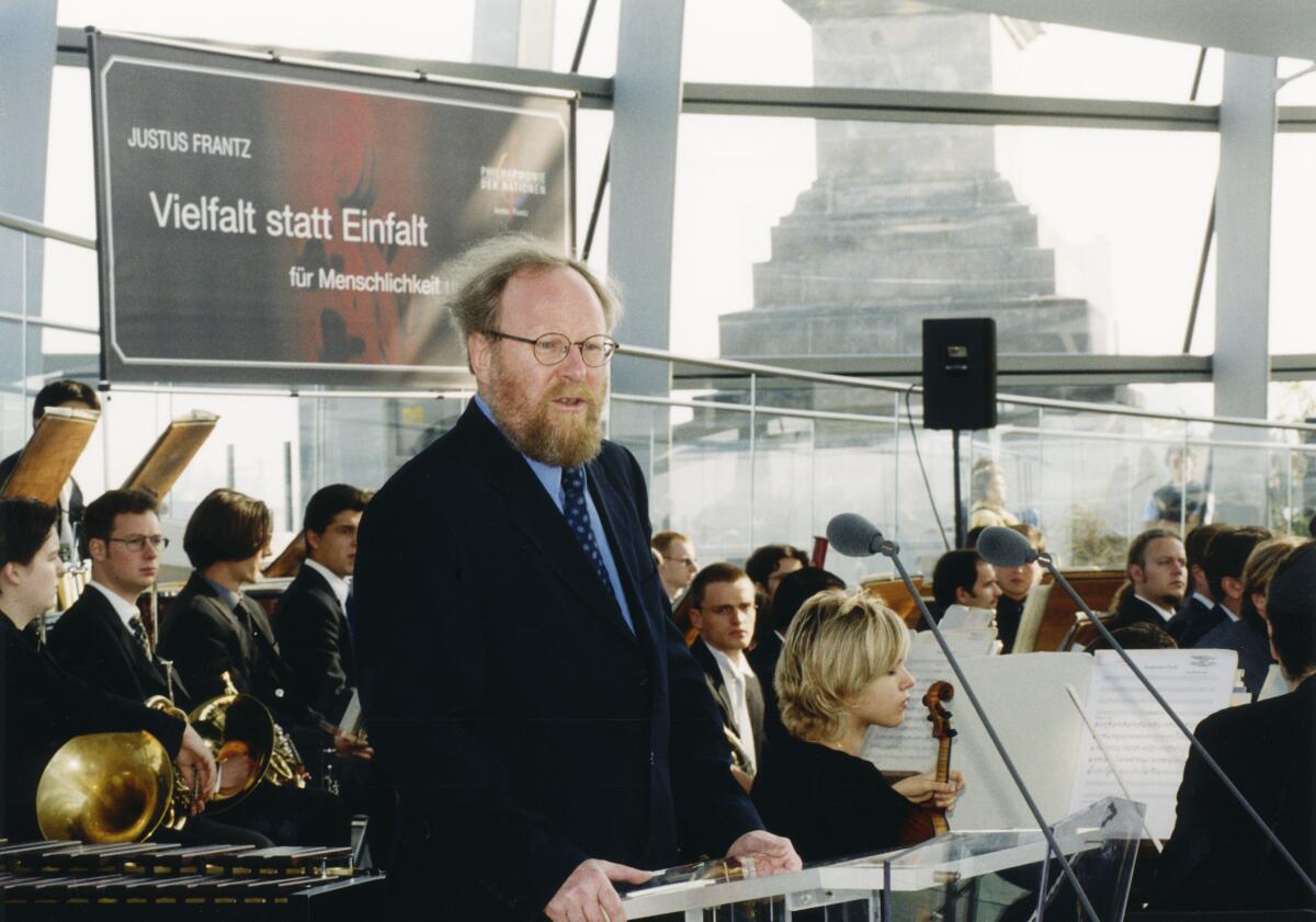 Thierse, Wolfgang Bundestagspräsident Wolfgang Thierse, SPD, MdB, eröffnet das Konzert der Philharmonie der Nationen unter der Leitung von Justus Frantz in der Reichstagskuppel unter dem Motto "Klassik gegen Rechts". Das Konzert soll ein musikalisches Zeichen gegen Rechtsradikalismus setzen.; Eröffnung, Konzert
