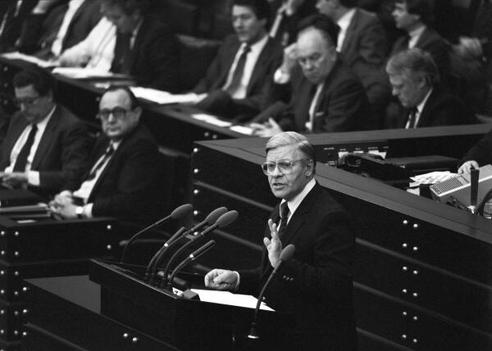Schmidt, Helmut; Genscher, Hans-Dietrich; Baum, Gerhart Liegenschaften in Bonn, Plenargebäude