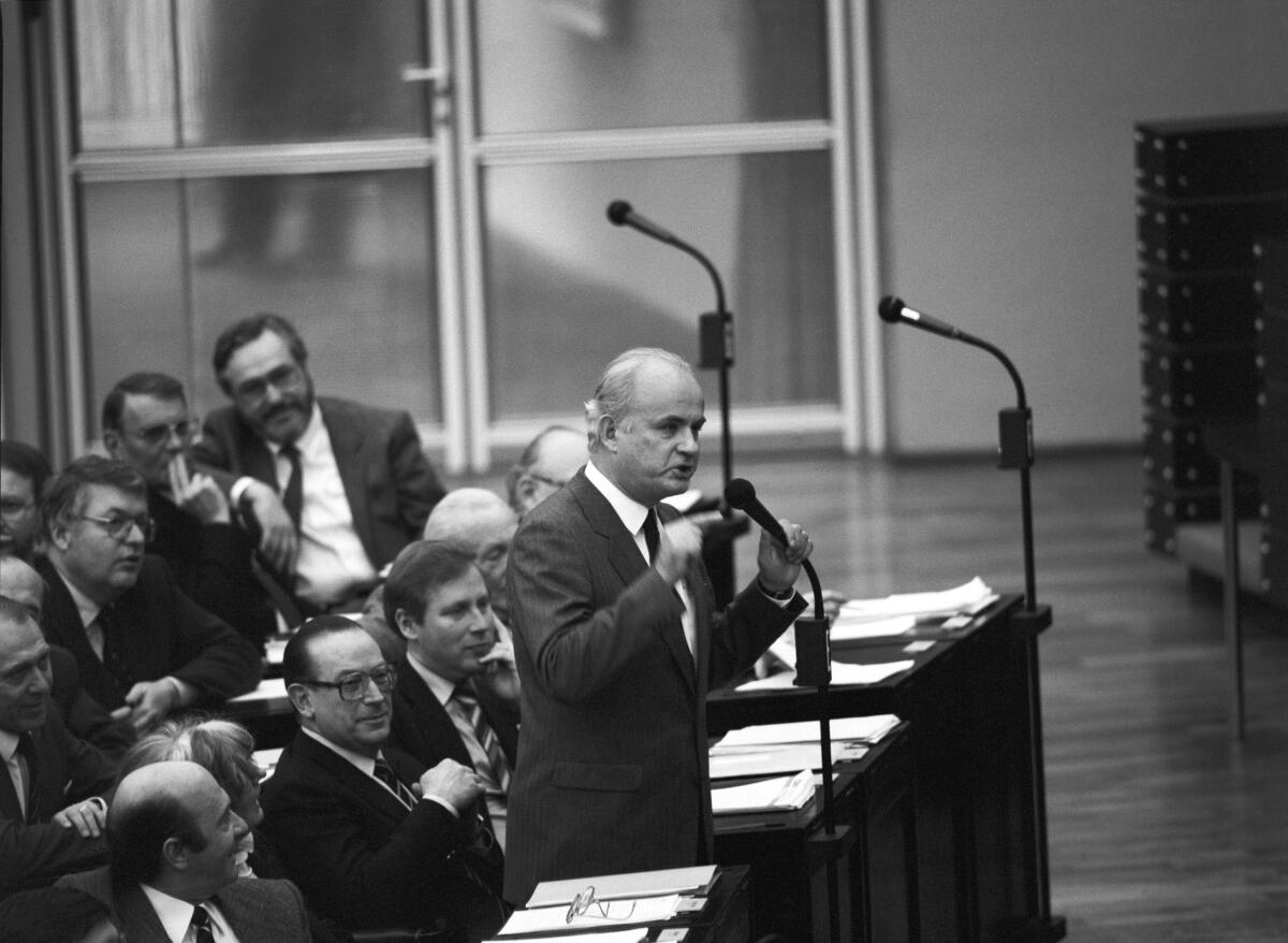 Die Abstimmung über den Antrag des Bundeskanzlers Helmut Schmidt findet am 5. Februar 1982 statt. Zwei Tage zuvor stellte er die Vertrauensfrage im Parlament.; Hier stellt der Bundesfinanzminister Hans Matthöfer, SPD, MdB, eine Zwischenfrage an den Redner Helmut Kohl, CDU/CSU, MdB.; Bundestagsabgeordnete, Abgeordnete, Bundesminister, Minister, Frage, Gestik, Mimik, gestikulierend Matthöfer, Hans Die Abstimmung über den Antrag des Bundeskanzlers Helmut Schmidt findet am 5. Februar 1982 statt. Zwei Tage zuvor stellte er die Vertrauensfrage im Parlament.; Hier stellt der Bundesfinanzminister Hans Matthöfer, SPD, MdB, eine Zwischenfrage an den Redner Helmut Kohl, CDU/CSU, MdB.; Bundestagsabgeordnete, Abgeordnete, Bundesminister, Minister, Frage, Gestik, Mimik, gestikulierend
