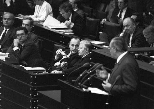 Schmidt, Helmut; Kohl, Helmut; Genscher, Hans-Dietrich; Baum, Gerhart; Matthöfer, Hans Liegenschaften in Bonn, Plenargebäude