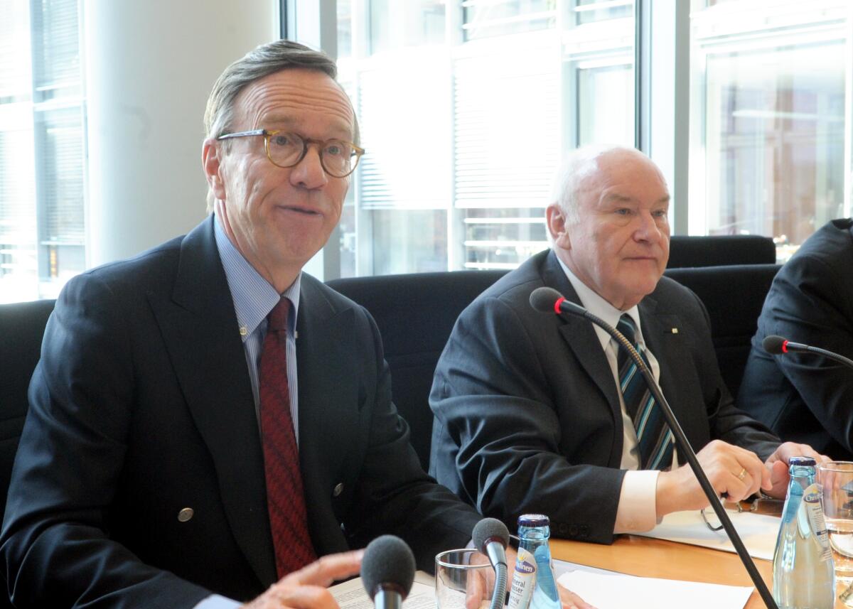 Hinsken, Ernst; Wissmann, Matthias Der Ausschuss des Deutschen Bundestages für Wirtschaft und Technologie hat unter der Leitung seines Vorsitzenden Ernst Hinsken, (re), CDU/CSU, ein Gespräch mit dem Präsidenten des Verbands der Deutschen Automobilindustrie, Matthias Wissmann, (li).