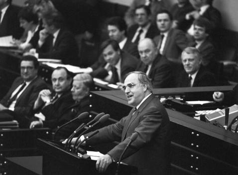 Schmidt, Helmut; Kohl, Helmut; Genscher, Hans-Dietrich; Baum, Gerhart Liegenschaften in Bonn, Plenargebäude