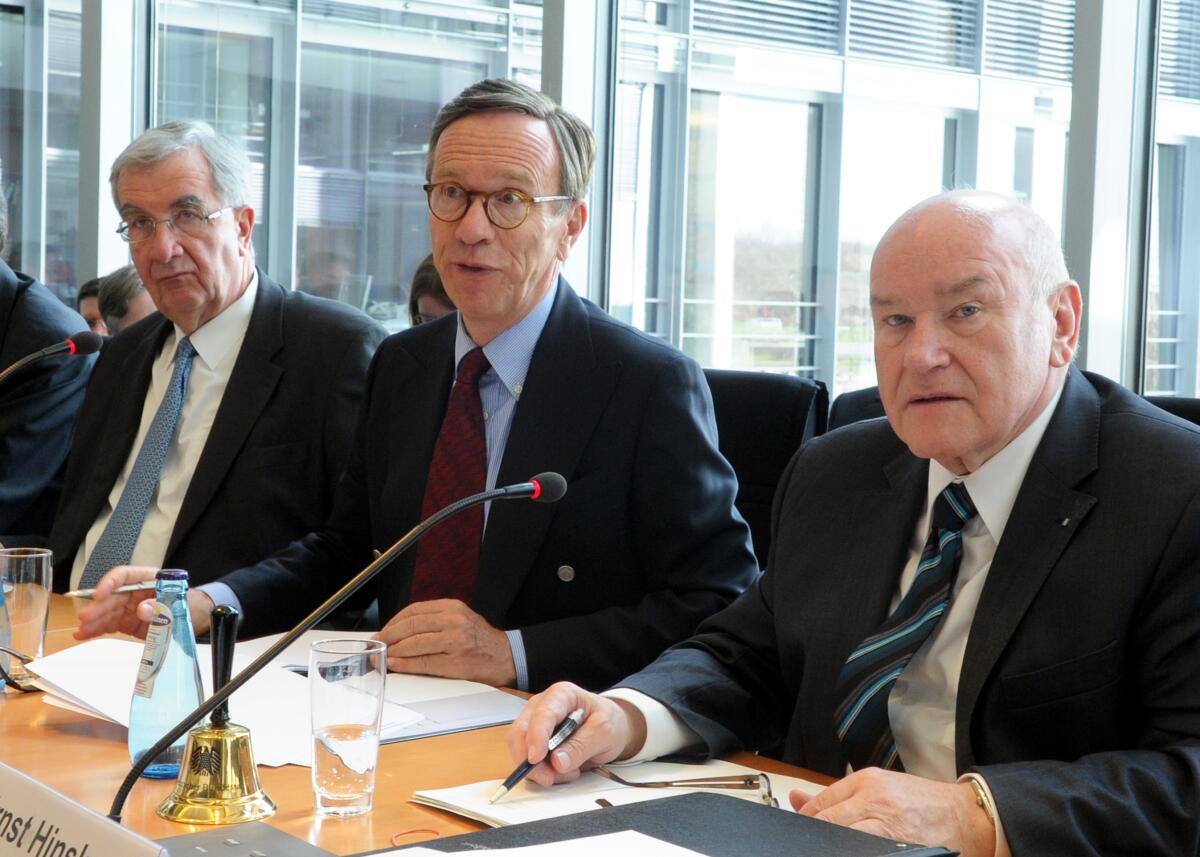 Hinsken, Ernst; Wissmann, Matthias; Burgbacher, Ernst Der Ausschuss des Deutschen Bundestages für Wirtschaft und Technologie hat unter der Leitung seines Vorsitzenden Ernst Hinsken, (re), CDU/CSU, ein Gespräch mit dem Präsidenten des Verbands der Deutschen Automobilindustrie, Matthias Wissmann, (li). An diesem nimmt auch der Parlamentarische Staatssekretär Ernst Burgbacher, (li), FDP, teil.