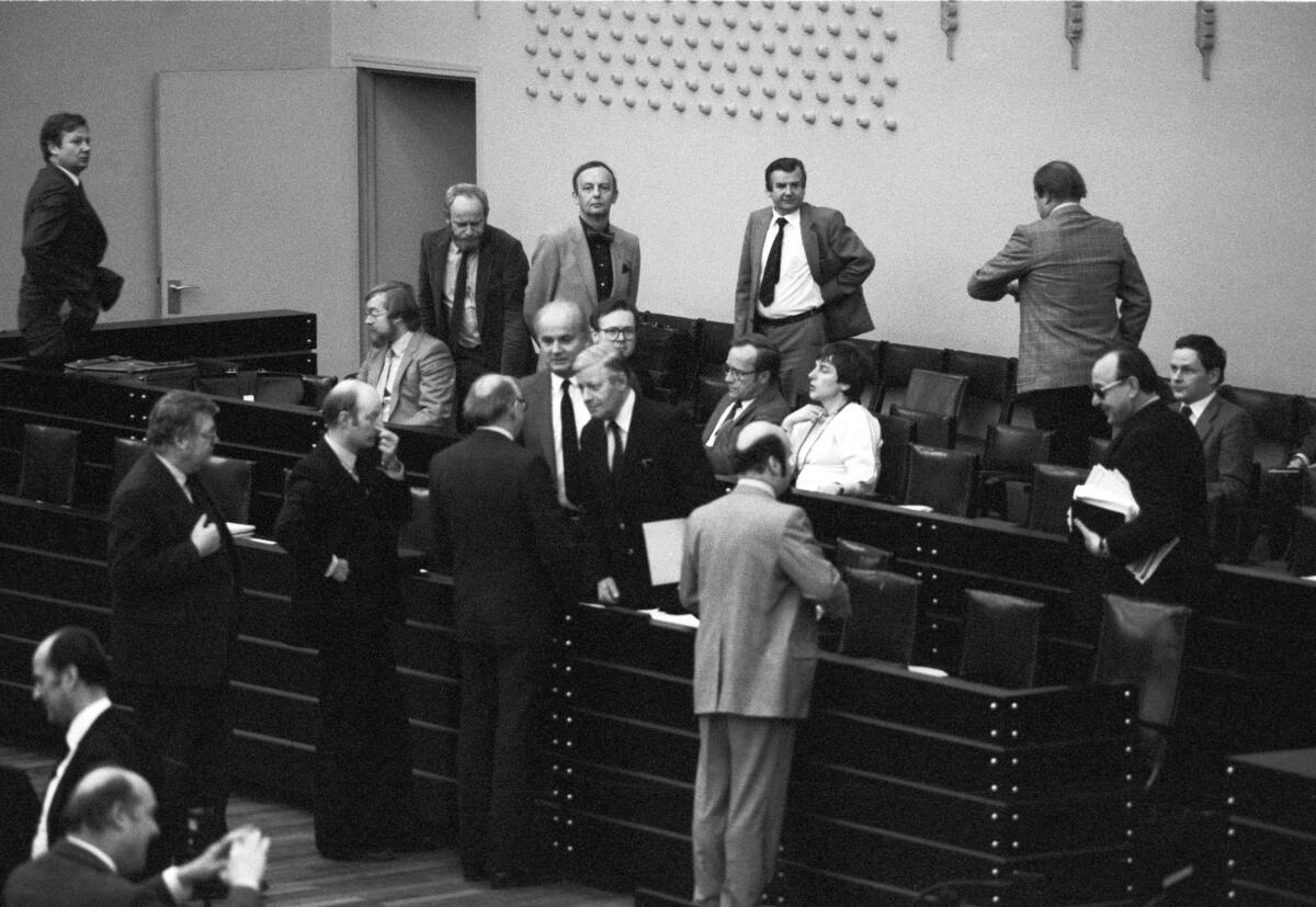Die Abstimmung über den Antrag des Bundeskanzlers Helmut Schmidt findet am 5. Februar 1982 statt. Zwei Tage zuvor stellte er die Vertrauensfrage im Parlament.; Hier begrüßt der Fraktionsvorsitzende Wolfgang Mischnick, FDP, MdB, den Bundeskanzler Helmut Schmidt, SPD, MdB, vor der Sitzungseröffnung.; Bundestagsabgeordnete, Abgeordnete, Bundesminister, Minister, Regierungsbank, Kanzler, Begrüßung, begrüßen Schmidt, Helmut; Matthöfer, Hans; Genscher, Hans-Dietrich; Mischnick, Wolfgang Die Abstimmung über den Antrag des Bundeskanzlers Helmut Schmidt findet am 5. Februar 1982 statt. Zwei Tage zuvor stellte er die Vertrauensfrage im Parlament.; Hier begrüßt der Fraktionsvorsitzende Wolfgang Mischnick, FDP, MdB, den Bundeskanzler Helmut Schmidt, SPD, MdB, vor der Sitzungseröffnung.; Bundestagsabgeordnete, Abgeordnete, Bundesminister, Minister, Regierungsbank, Kanzler, Begrüßung, begrüßen