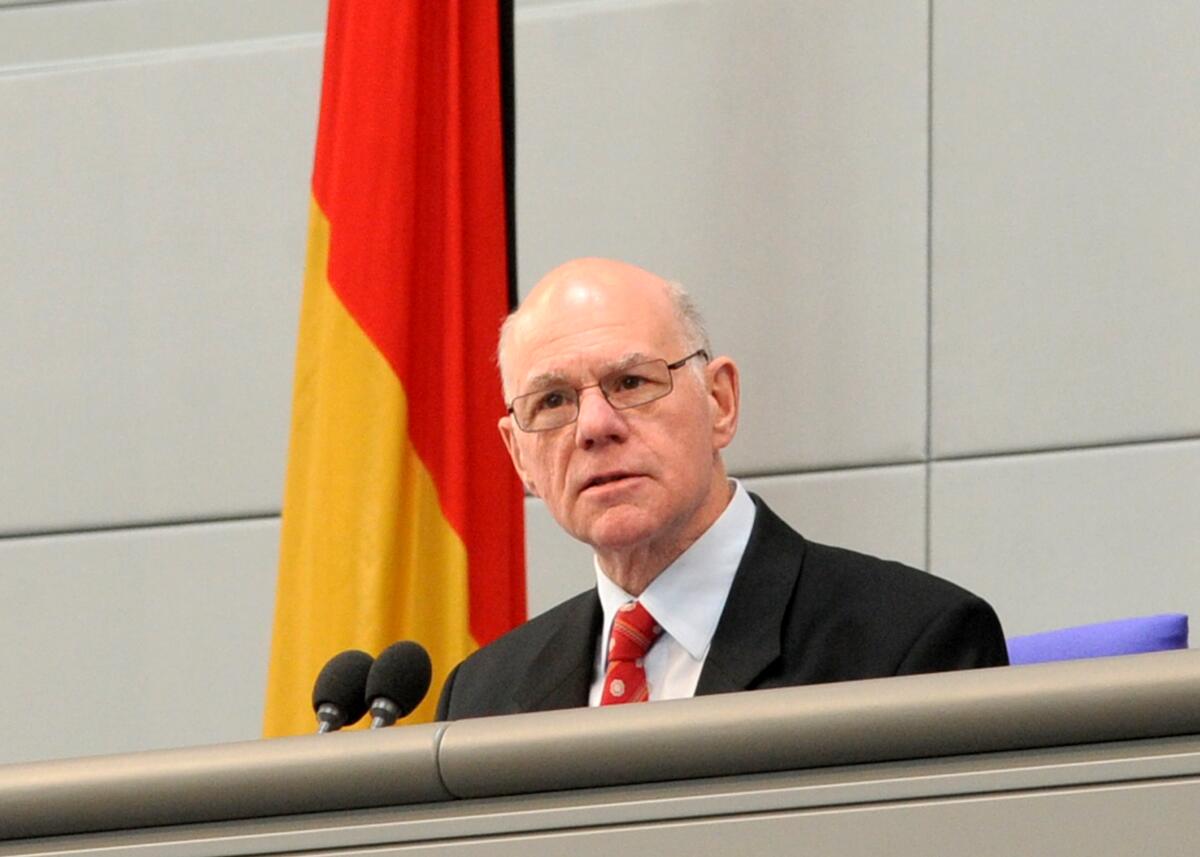 Bundestagspräsident Prof. Dr. Norbert Lammert, CDU/CSU, hat den Vorsitz bei einer Sitzung im Deutschen Bundestag.; Fahne, Mikros, Mikrofone. Lammert, Norbert Bundestagspräsident Prof. Dr. Norbert Lammert, CDU/CSU, hat den Vorsitz bei einer Sitzung im Deutschen Bundestag.; Fahne, Mikros, Mikrofone.